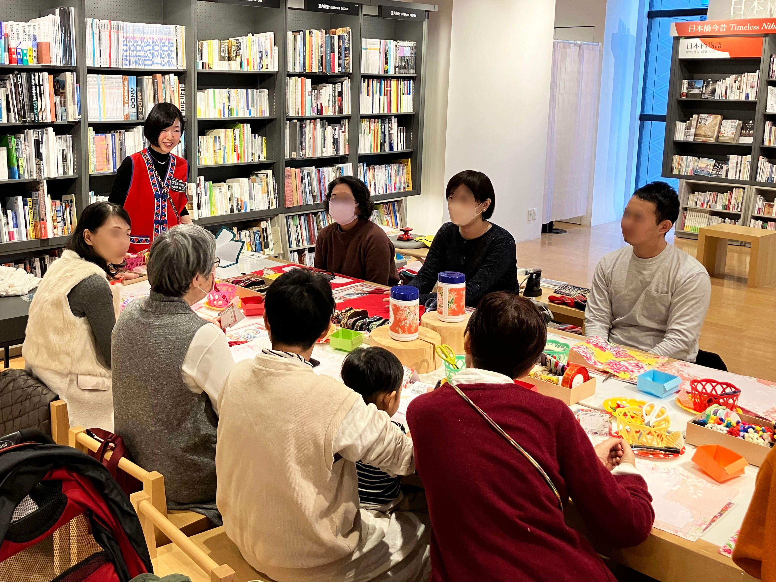 台湾の包容力と原住民文化に魅了されたクリエイターま波氏が、独自の布小物制作やイベント運営を展開し、一過性のブームを超えた真の相互理解を目指して高雄での海外出展など活動の場を広げている。加賀ま波氏