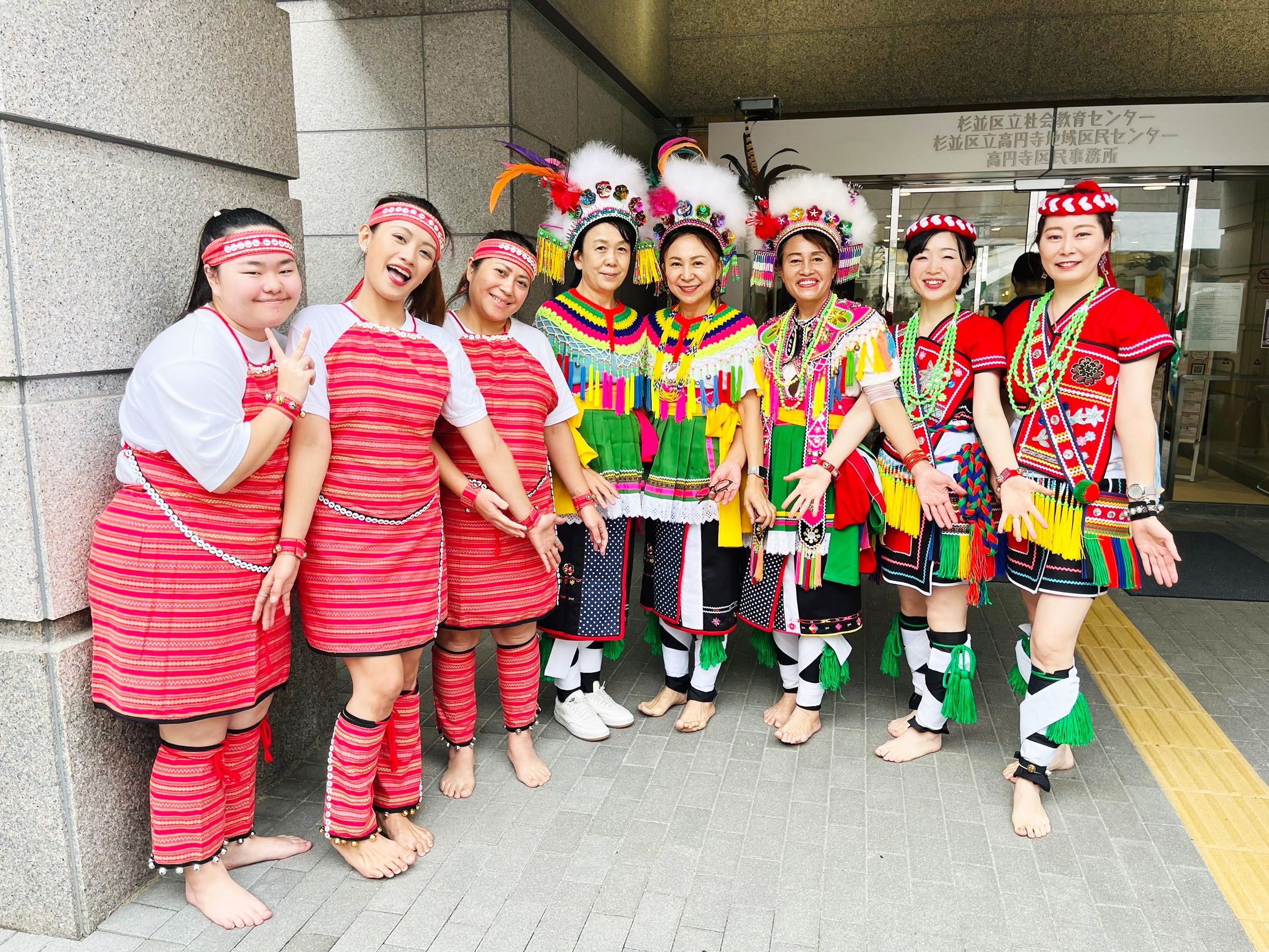 台湾の包容力と原住民文化に魅了されたクリエイターま波氏が、独自の布小物制作やイベント運営を展開し、一過性のブームを超えた真の相互理解を目指して高雄での海外出展など活動の場を広げている。加賀ま波氏