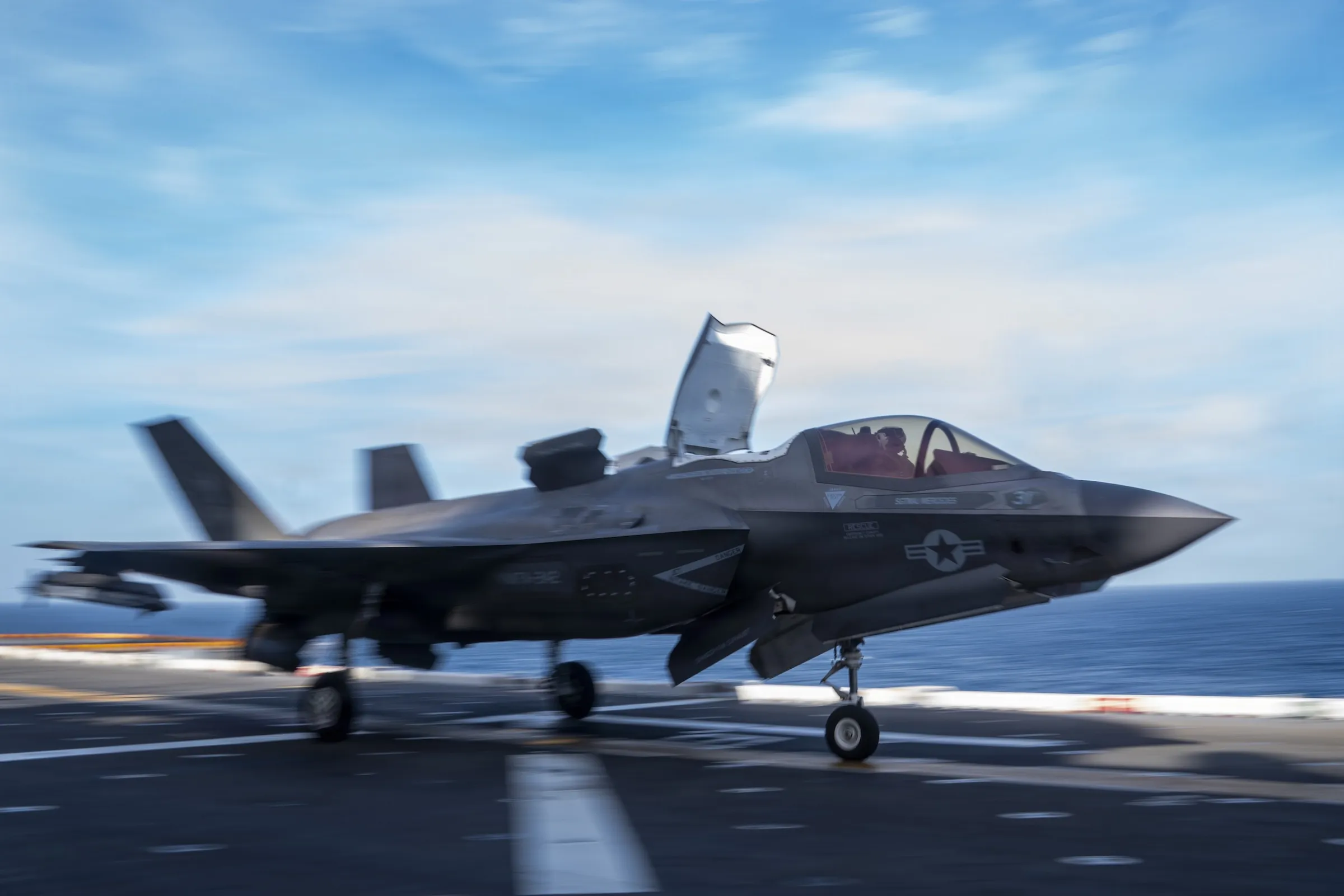 2025年12月11日，隸屬於美軍陸戰隊第242戰鬥攻擊機中隊的F-35B戰機，正從「美利堅」級兩棲攻擊艦的黎波里號的甲板起飛。（美軍官網）