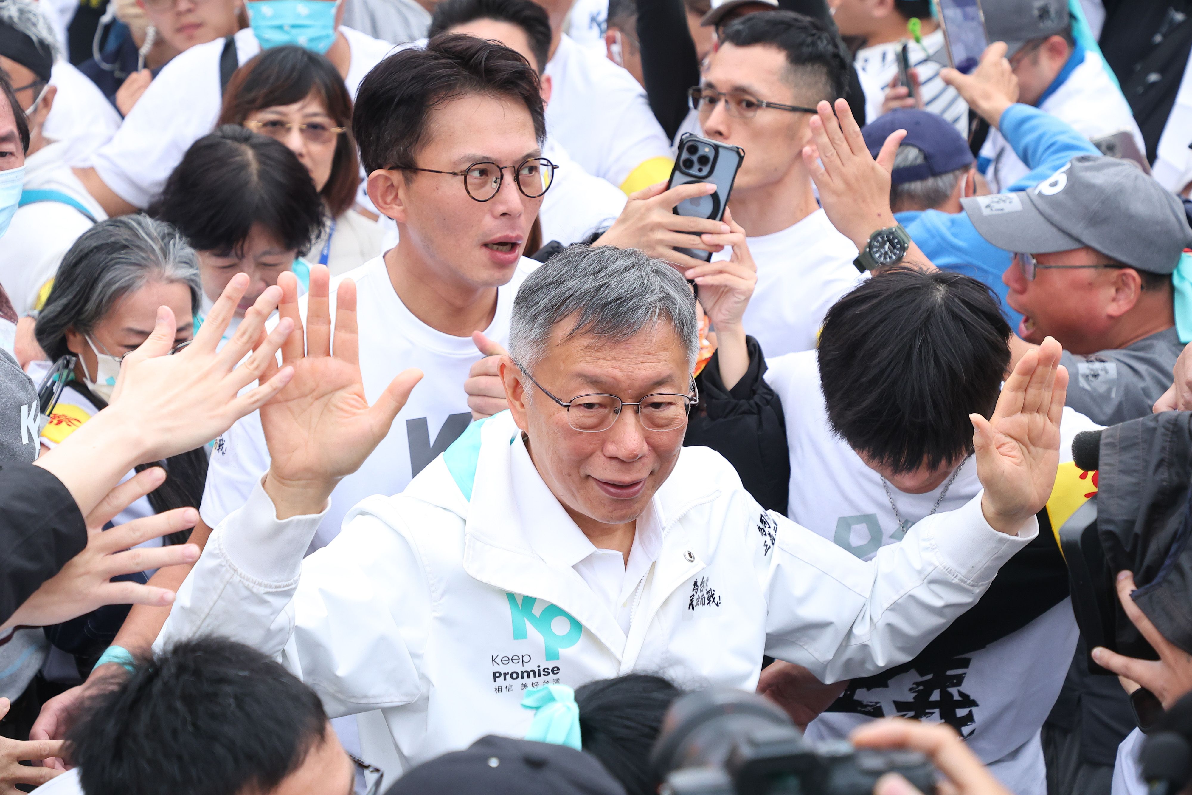 20260329-民眾黨創黨主席柯文哲（中）、黨主席黃國昌（中上）29日出席「戰！329上凱道討公道」活動。（顏麟宇攝）