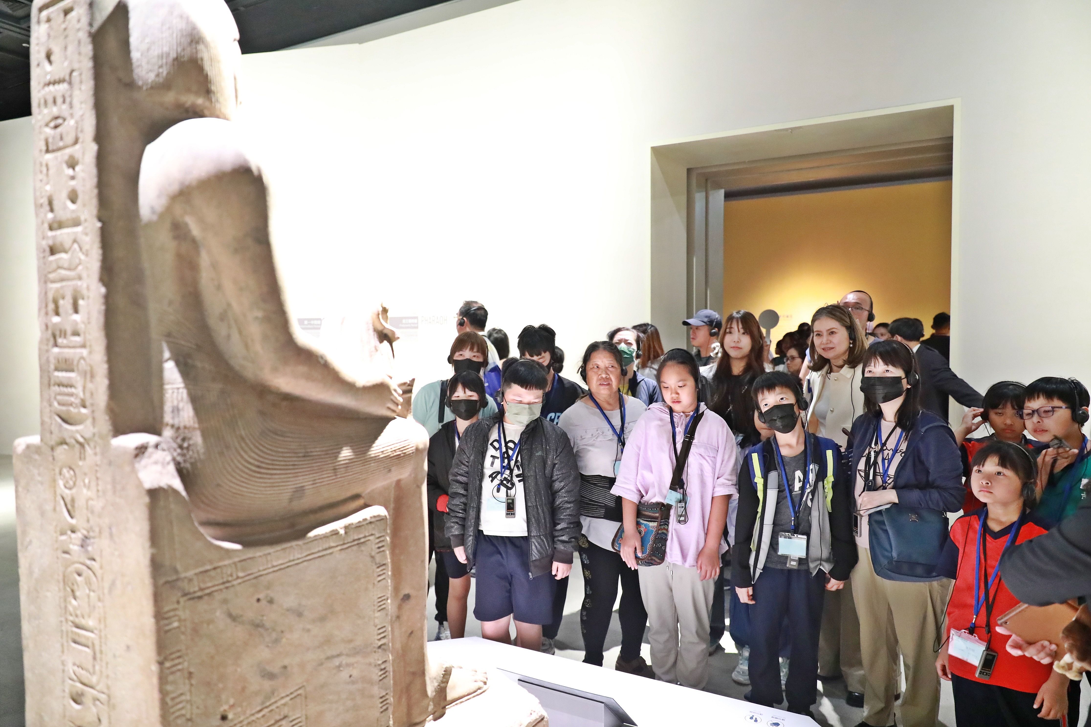 20260328-全球人壽董事長林文惠(右5)與家扶基金會的扶助家庭及兒少,於奇美博物館參觀「埃及之王:法老」特展。