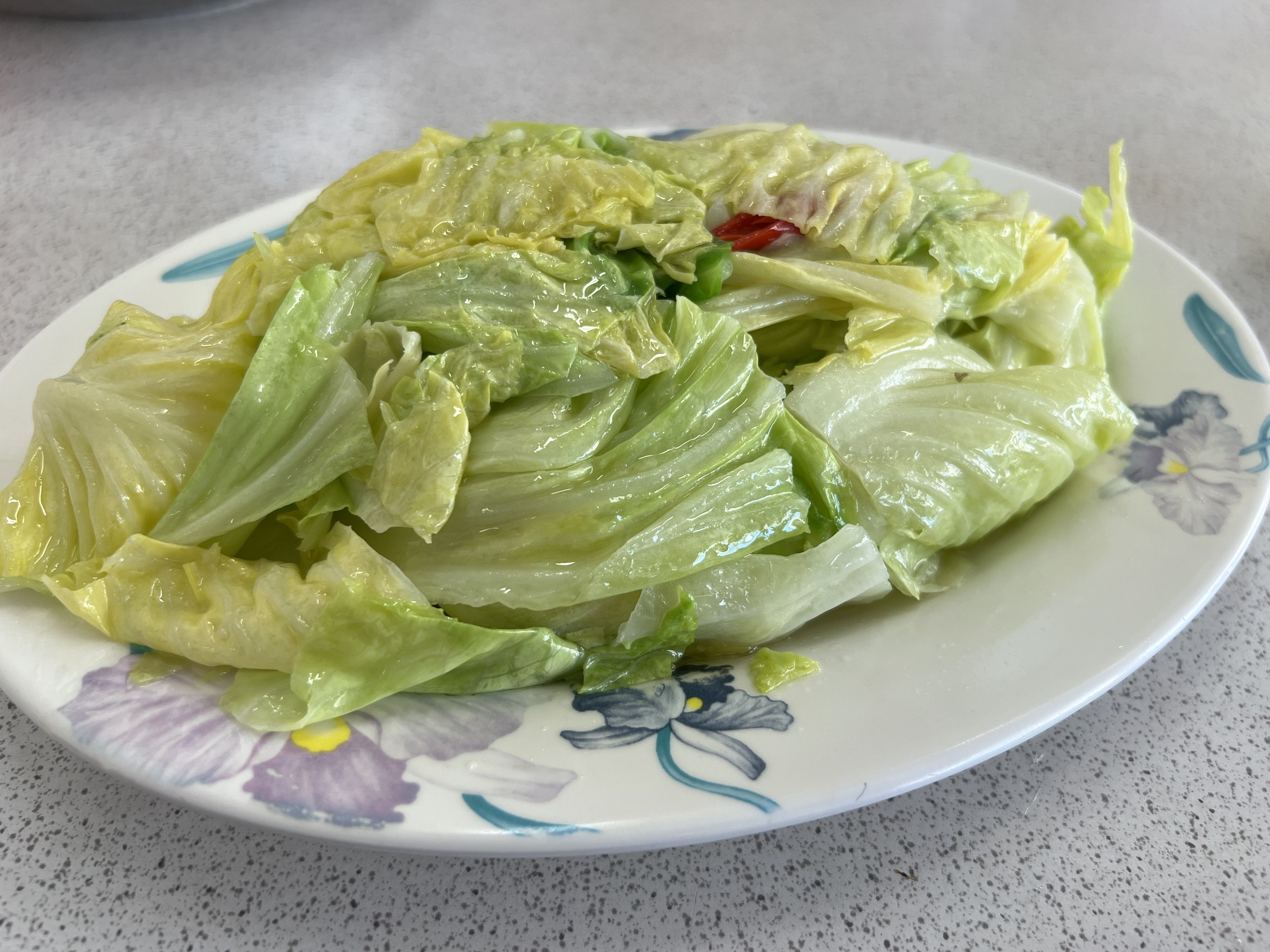 清炒梨山高麗菜，各家餐館口味雖不一，但菜葉皆清脆甜美。（圖／任性出版提供）