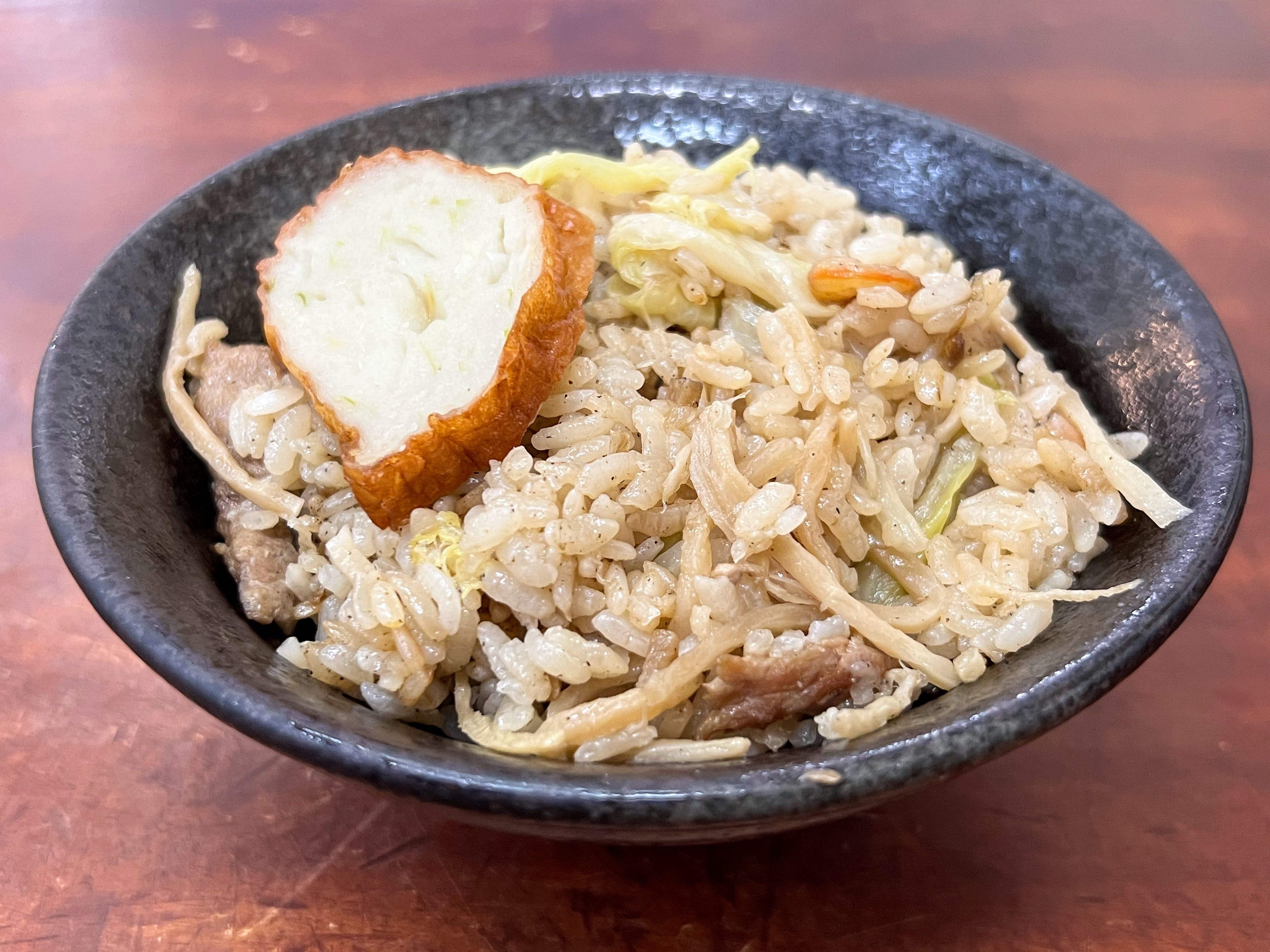 將香菇、蝦米、蔥頭、肉絲與高麗菜絲拌炒，再與生米悶煮，便成了這道簡單卻美味的高麗菜飯。（圖／任性出版提供）