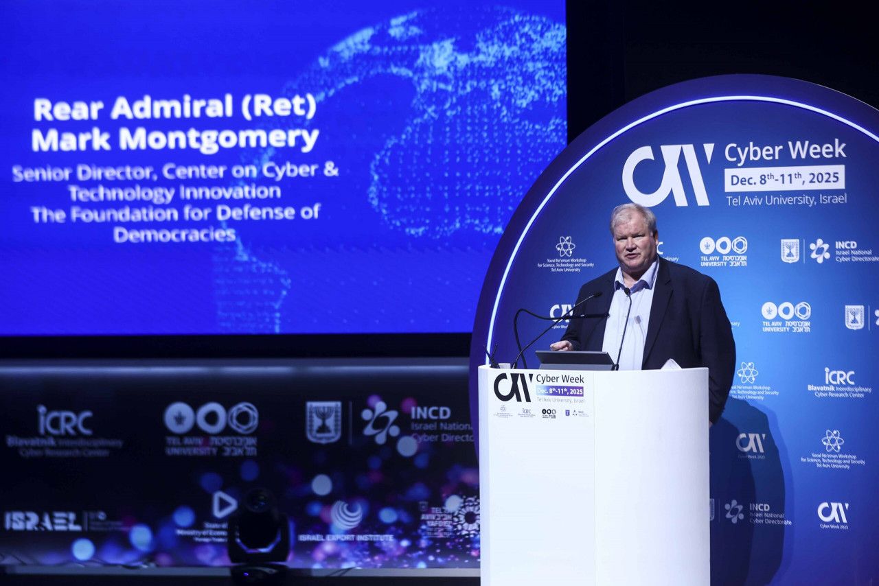 華府智庫「民主防衛基金會」的網路與科技創新中心資深主任、退役美國海軍少將蒙哥馬利，去年12月在以色列資安週演講。（資安週官網）