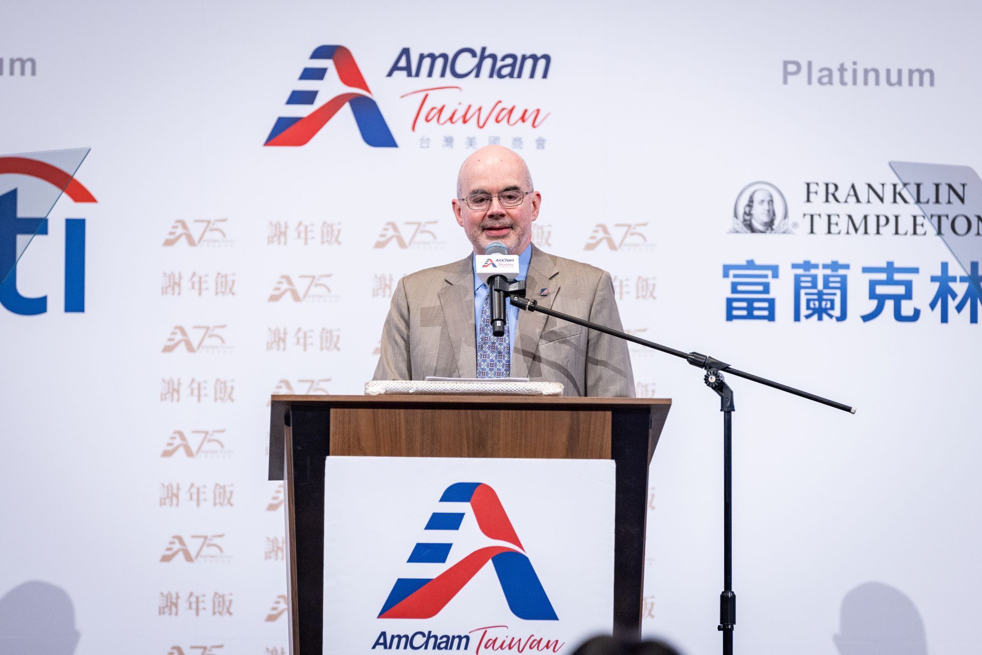 美國在台協會台北辦事處處長谷立言在2026美國商會謝年飯致詞。(台灣美國商會提供)