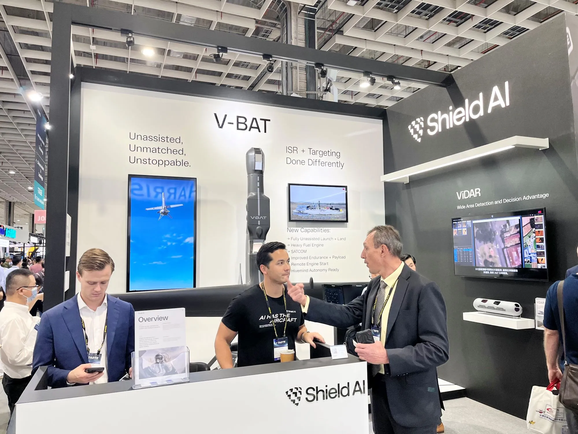 美國軍用AI新創公司Shield AI於2025年9月的台北國際航太展會場攤位。（劉煥彥攝影）