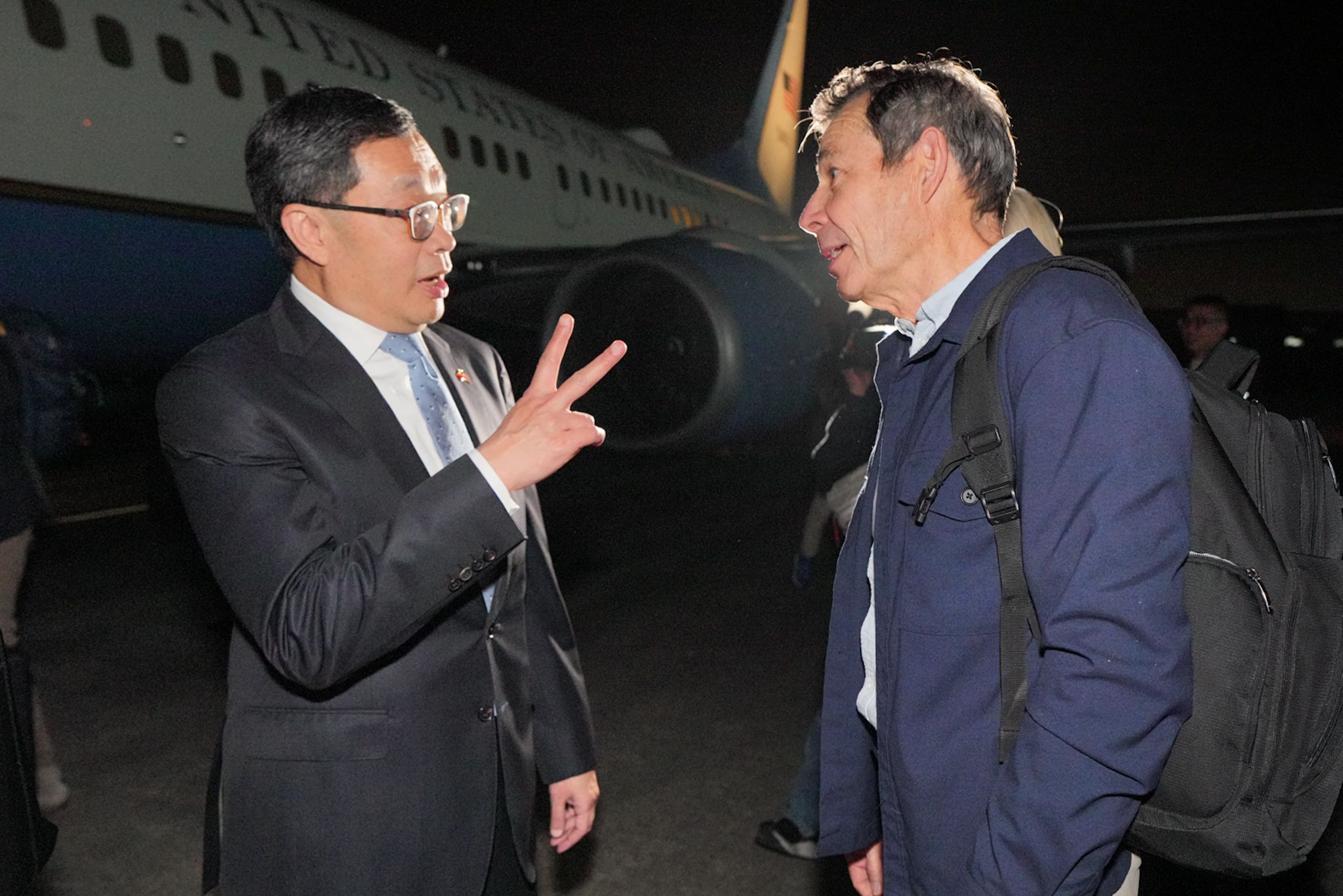 20260330-美國聯邦參院外交委員會共和黨參議員匡希恆（右）30日凌晨與跨黨派訪問團抵達松山機場，我國外交部政務次長陳明祺（左）接機。（外交部提供）