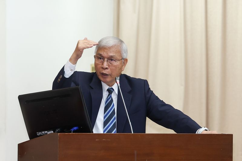 楊金龍：年均油價若漲至100美元　CPI估為1.9% 中東情勢緊張造成近期油價上漲，中央銀行總裁楊金龍30日列席立法院財委會進行業務報告，他表示，多數機構都預估2026年國際油價全年均價為每桶85美元，央行先前據此上修台灣CPI年增率至1.80%；若年均油價升至100美元，初估CPI年增率約為1.9%。中央社記者王騰毅攝115年3月30日