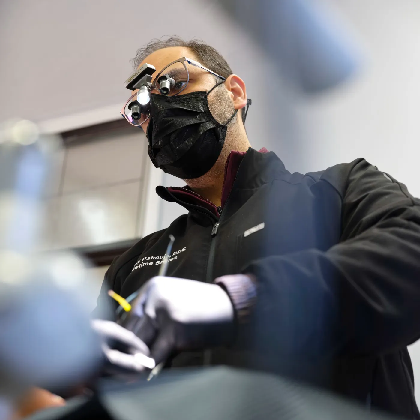 桑尼・帕胡賈醫生正在為病人治療。（華爾街日報）