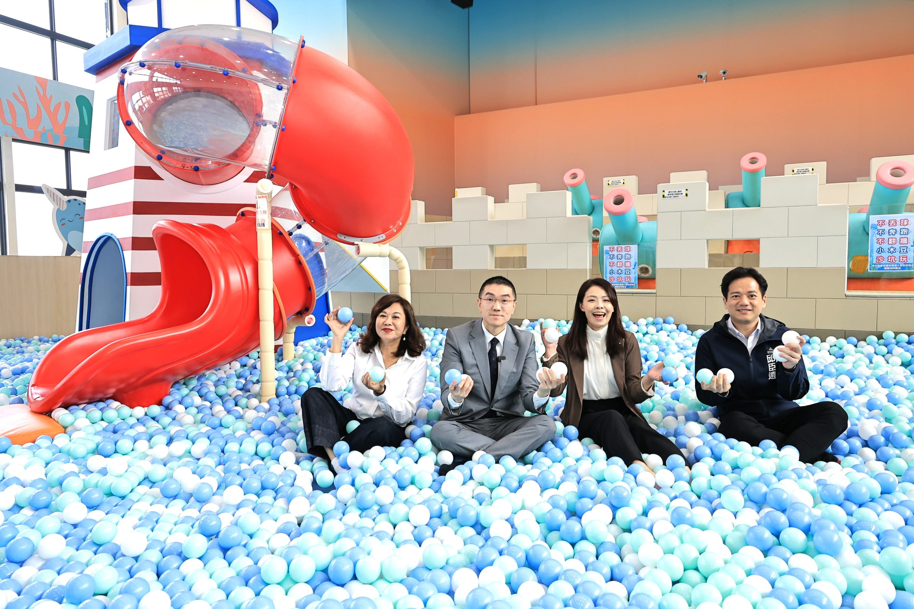 新竹市長高虹安（右二）日拜會基隆市長謝國樑（左二），民眾黨籍的基隆市副市長邱佩琳（左一）、新竹市副市長邱臣遠（右一）也同框。（基隆市政府提供）