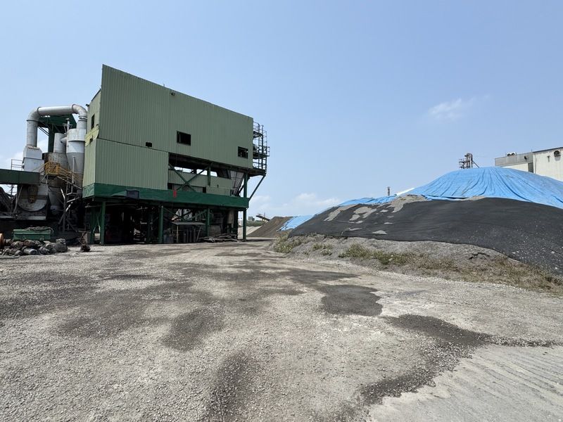 中東の戦火による影響で原油供給が滞り、雲林県のアスファルト工場の一部業者が在庫と受注量を考慮し出荷を停止。清明節前後までしか在庫が持たないと見込む業者もあり、休業してメンテナンスや社員旅行を計画するケースも出ている。中央社記者姜宜菁撮影