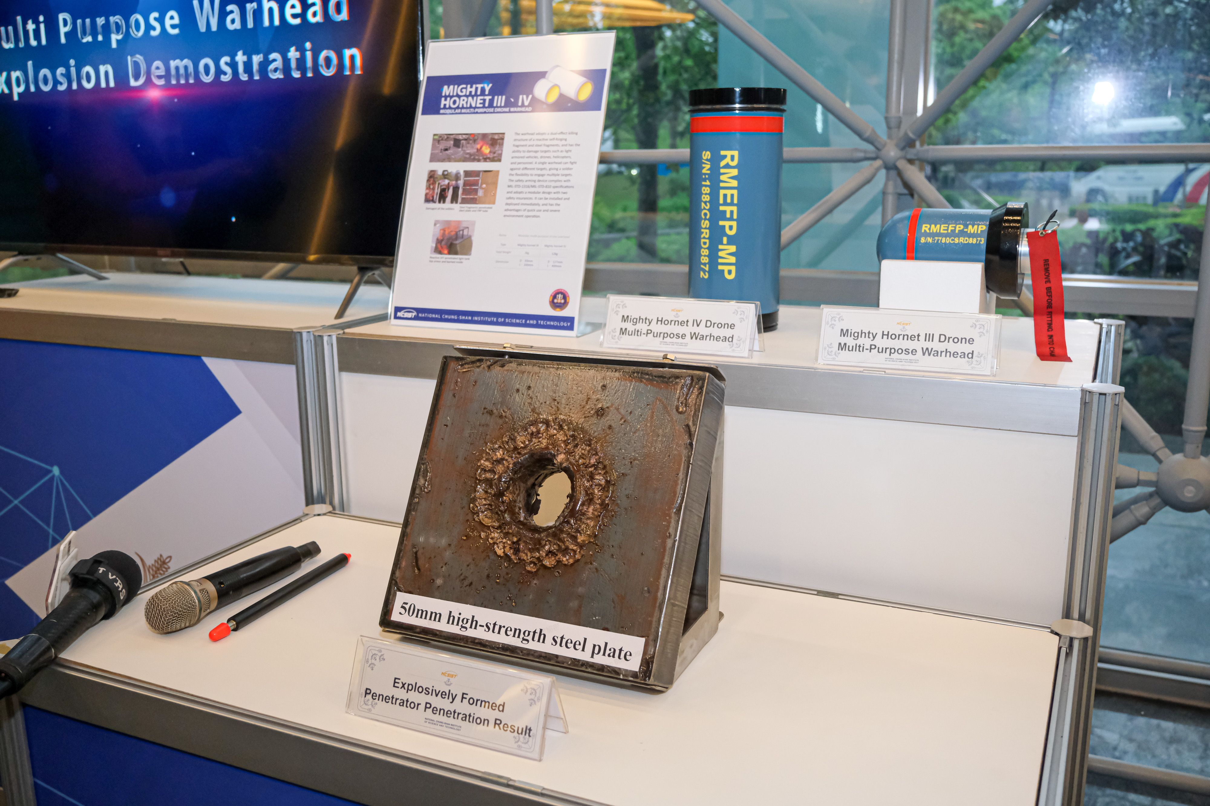 20260330-美國聯邦參議員訪團30日參訪中科院，圖為中科院首度展出勁蜂三型、四型的攻擊彈頭及被打穿的5公分鋼板。（劉偉宏攝）
