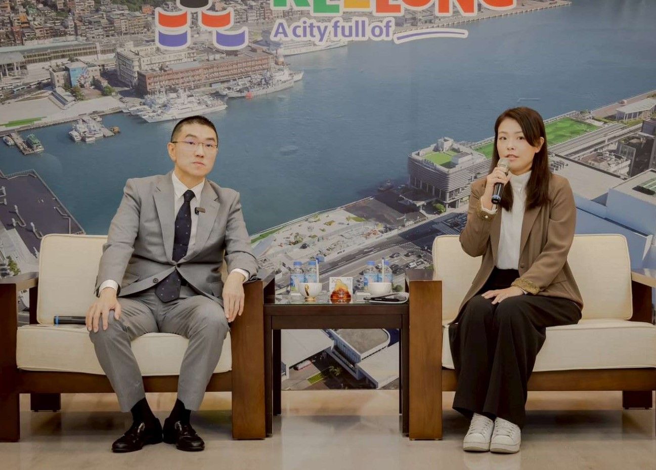 高虹安、謝國樑兩位市長聚焦民政、兒童友善城市、社會福利政策、交通建設及城市行銷等重要議題,分享經驗與意見交流。(圖/新竹市政府提供)