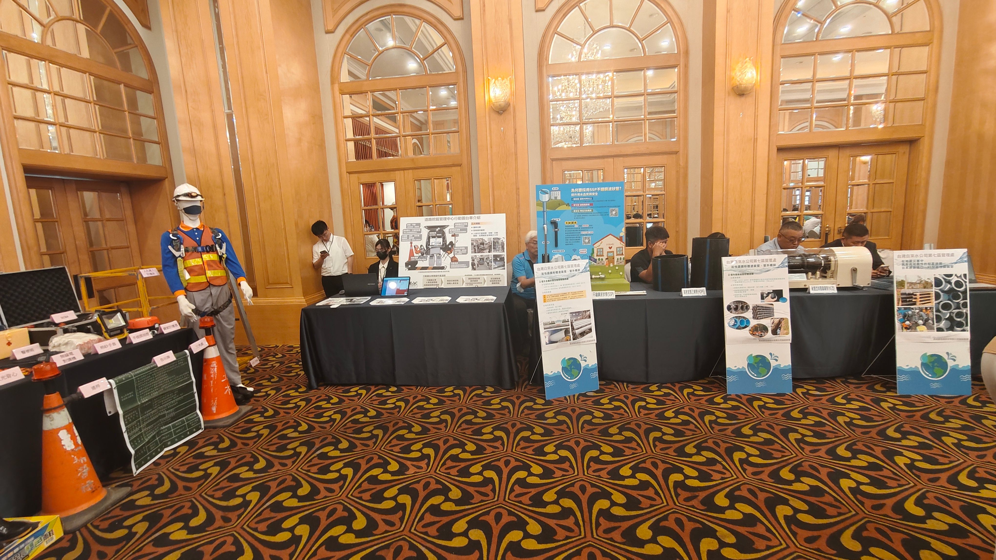 現場展出「5D智慧城市工務管理平台」、中華電信「路平魔法師微創工法」、自來水耐震管材技術、3D管線建模及智慧監測與維護系統多項運用（圖/徐炳文攝）