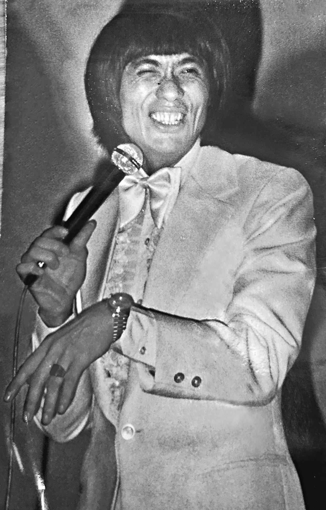 豬哥亮人長得不帥，甚至一臉凶相，但招牌馬桶蓋髮型、犀利的言辭以及游走在尺度邊緣的笑話，常為秀場帶來高潮。（圖／遠流提供）