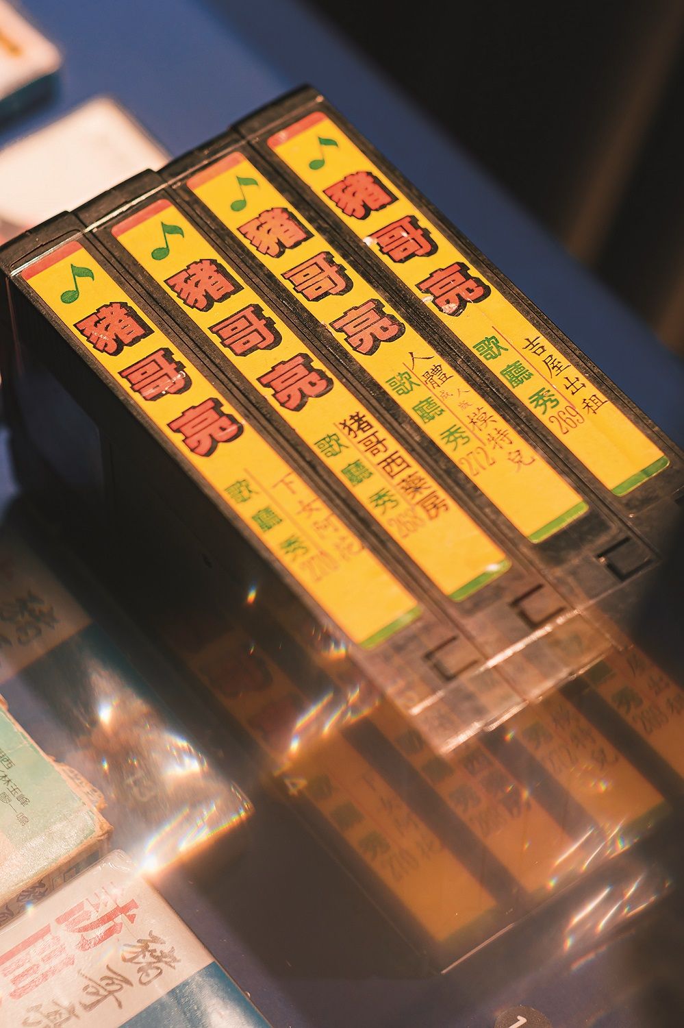 以豬哥亮為號召的歌廳秀錄影帶，幾乎還原了歌廳秀現場的原汁原味。（圖／遠流提供）