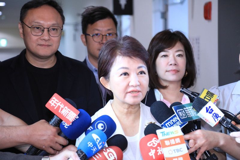 盧秀燕受訪談鄭習會 國民黨主席鄭麗文將赴中國訪問。台中市長盧秀燕（前）31日接受媒體聯訪表示，為了台灣的安全、台灣的和平，一定要與人為善、與鄰國為善，不但支持還要給予高度祝福。中央社記者趙麗妍攝115年3月31日