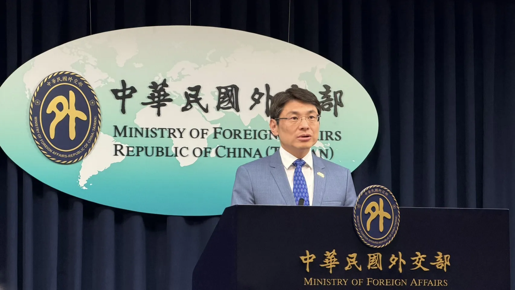 Foreign Ministry spokesperson Hsiao Kuang-wei chairs the regular press briefing on March 31 and responds to media questions. (Photo by Chung Ping-che)