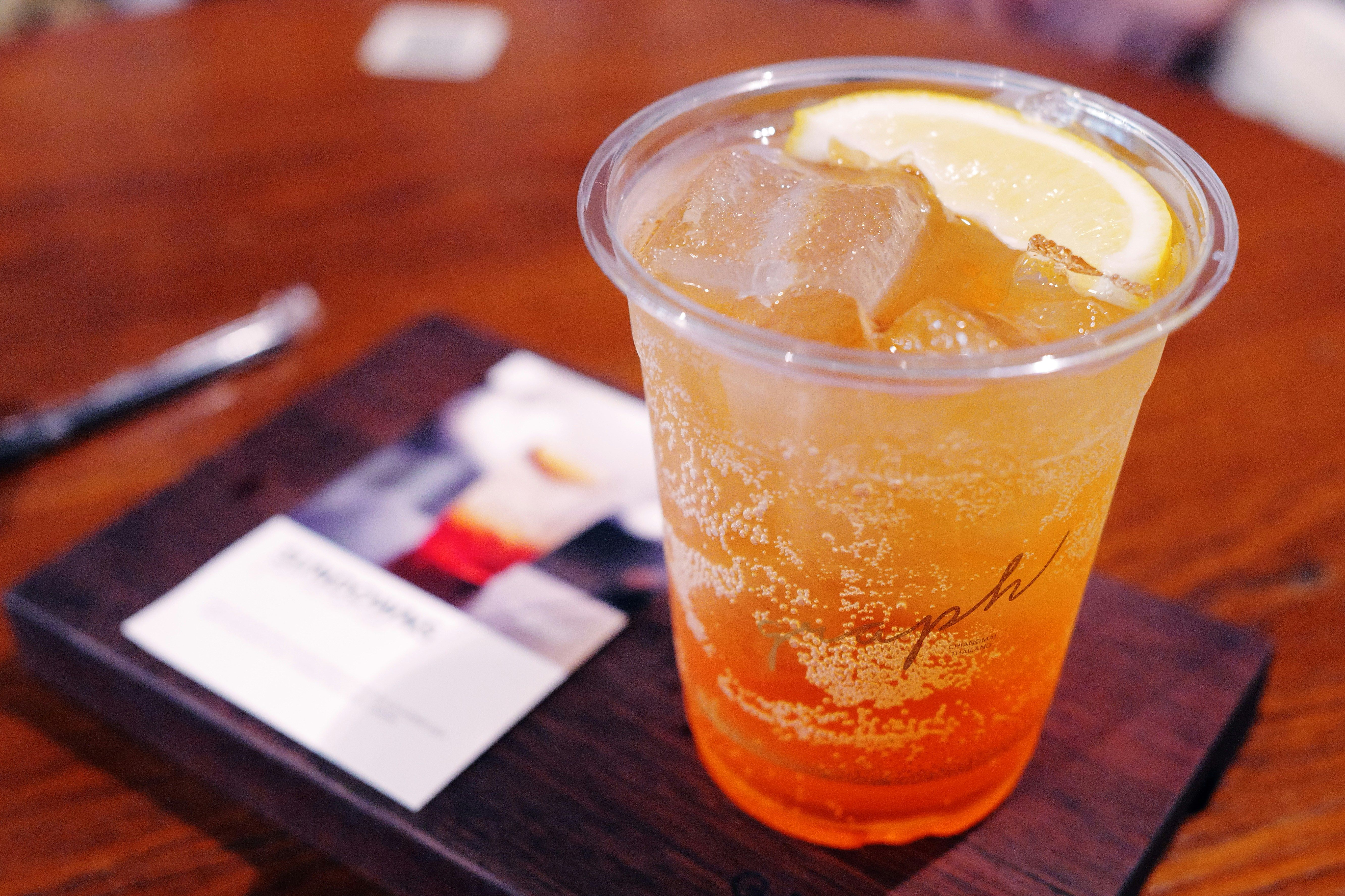 身為香港茶餐廳「三大支柱」之一的凍檸茶，不僅是冰飲，更是一場關於風味主導權的終極儀式。（示意圖／取自unsplash）