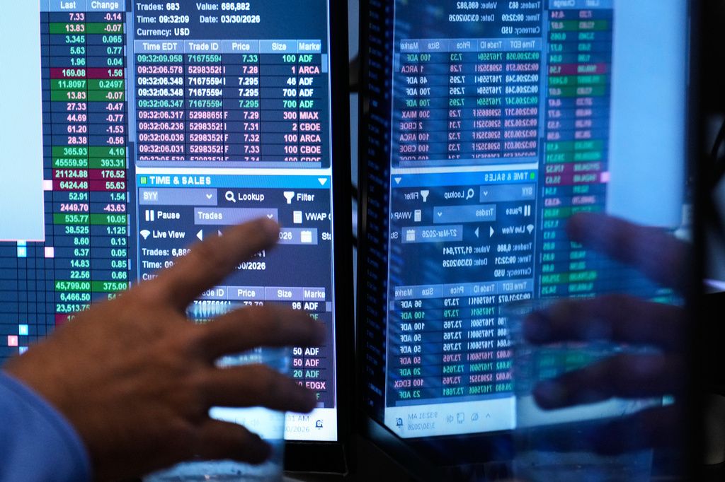 紐約證交所交易員緊盯螢幕上股市指數變化。(美聯社)