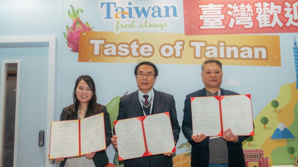 黃偉哲市長見證鮮饌國際有限公司與英國貿易商簽署合作備忘錄。(圖/台南市政府提供)