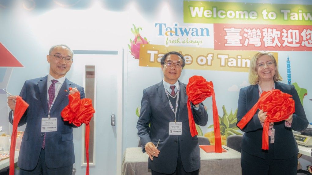 姚金祥大使(左起)、黃偉哲市長與大林肯郡詹金斯市長一起為台南館開幕剪綵。(圖/台南市政府提供)