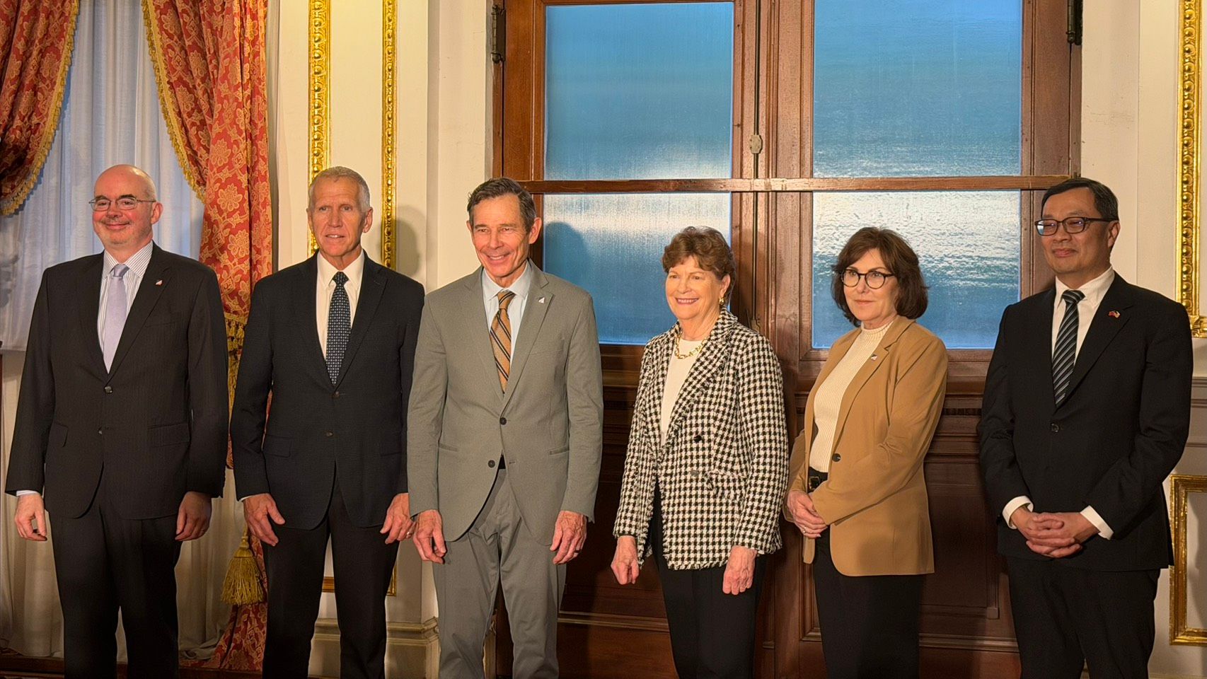 20260331-美國聯邦參議院外交委員會民主黨首席參議員夏欣（右三）、 共和黨參議員匡希恆（左三）、共和黨參議員堤里斯（左二）及民主黨參議員羅珊（右二）31日於台北賓館召開記者會。左一為AIT台北辦事處長谷立言、右一為外交部政務次長陳明祺。（鍾秉哲攝）