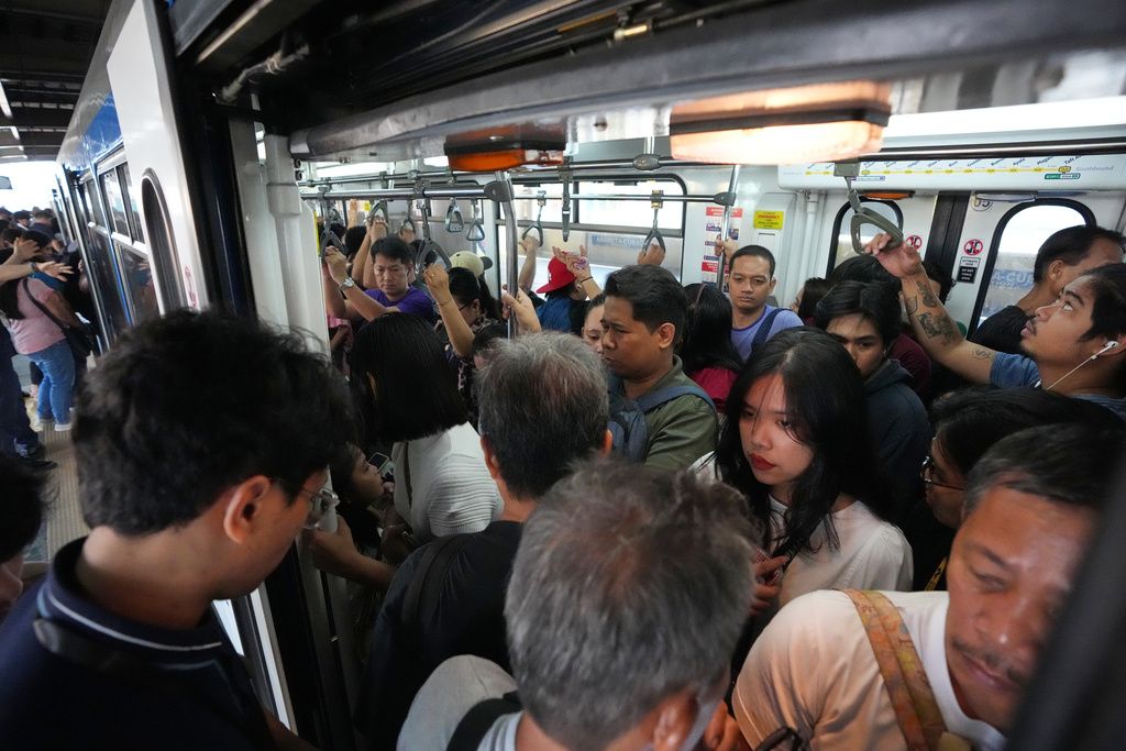 菲律賓面臨能源緊張，政府鼓勵民眾改搭大眾運輸上下班。（美聯社）