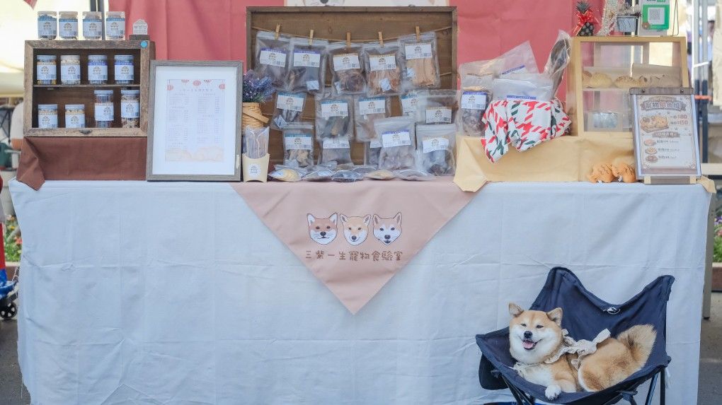 「三柴一生 寵物食驗室」以自選食材研發配方，結合烘焙技術打造寵物創新食品。（圖/高雄市青年局提供）