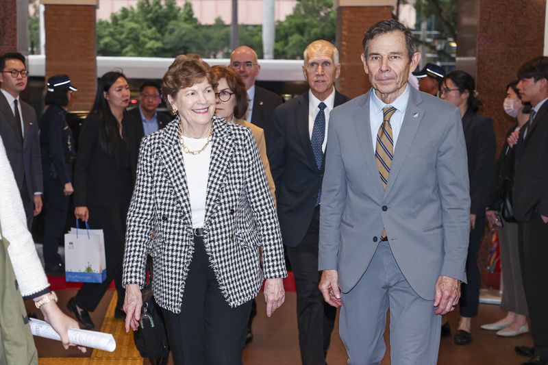 美參議員訪團來台　拜會立法院（2） 美國聯邦參議院外交委員會民主黨首席議員夏亨（Jeanne Shaheen）（左）及共和黨參議員匡希恆（John Curtis）（右）所率跨黨派訪問團31日傍晚到立法院拜會。中央社記者鄭清元攝115年3月31日