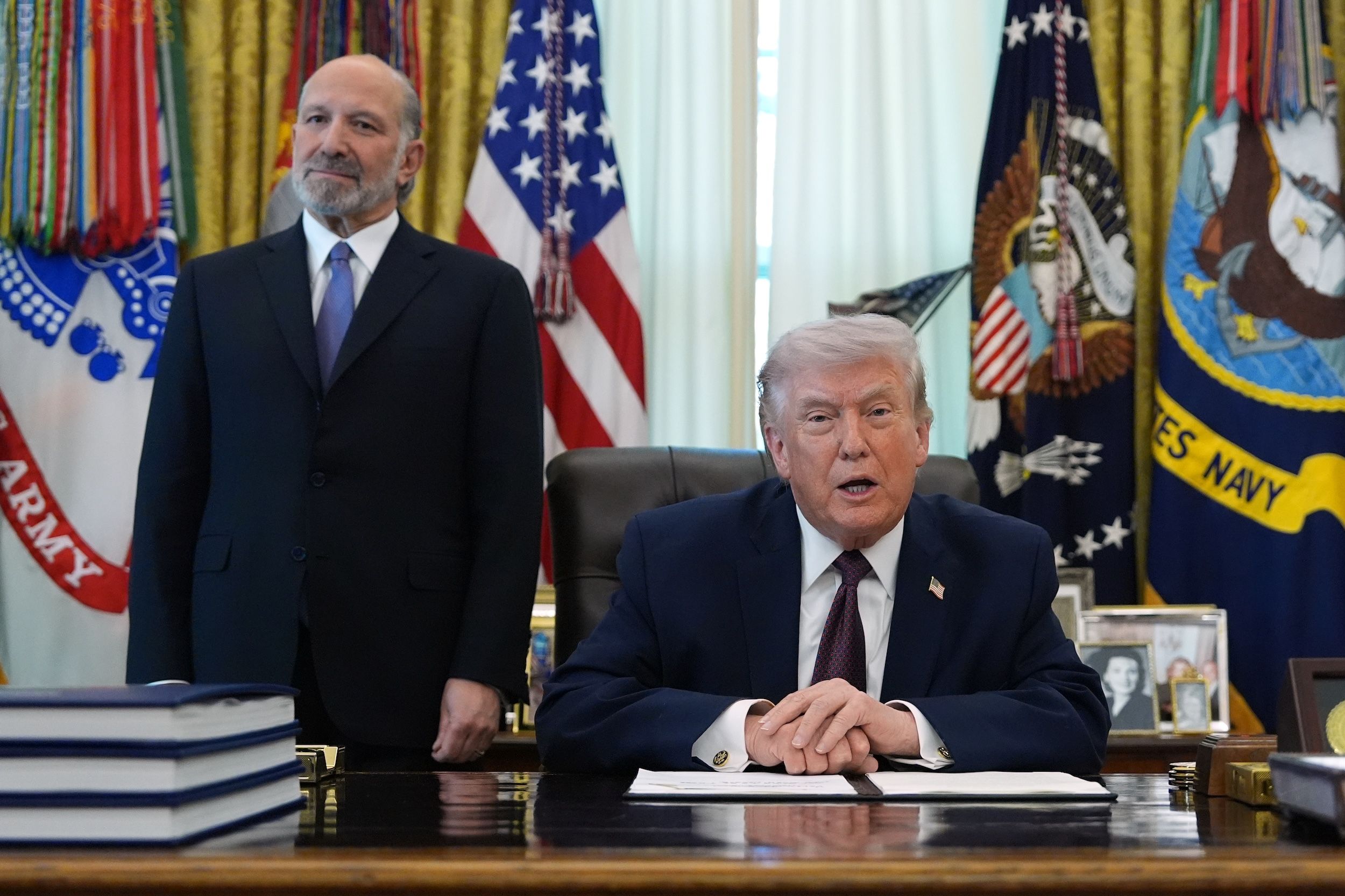 2026年3月31日，美國總統川普在白宮發表談話，一旁是商務部長盧特尼克。（美聯社）