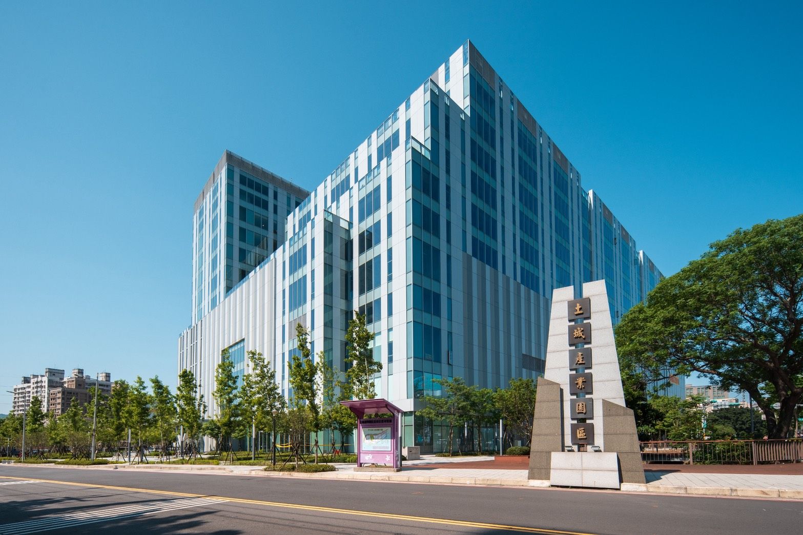 福容雙捷A+步行約200公尺即可抵達捷運頂埔站，主打早鳥4字頭買捷運2房。