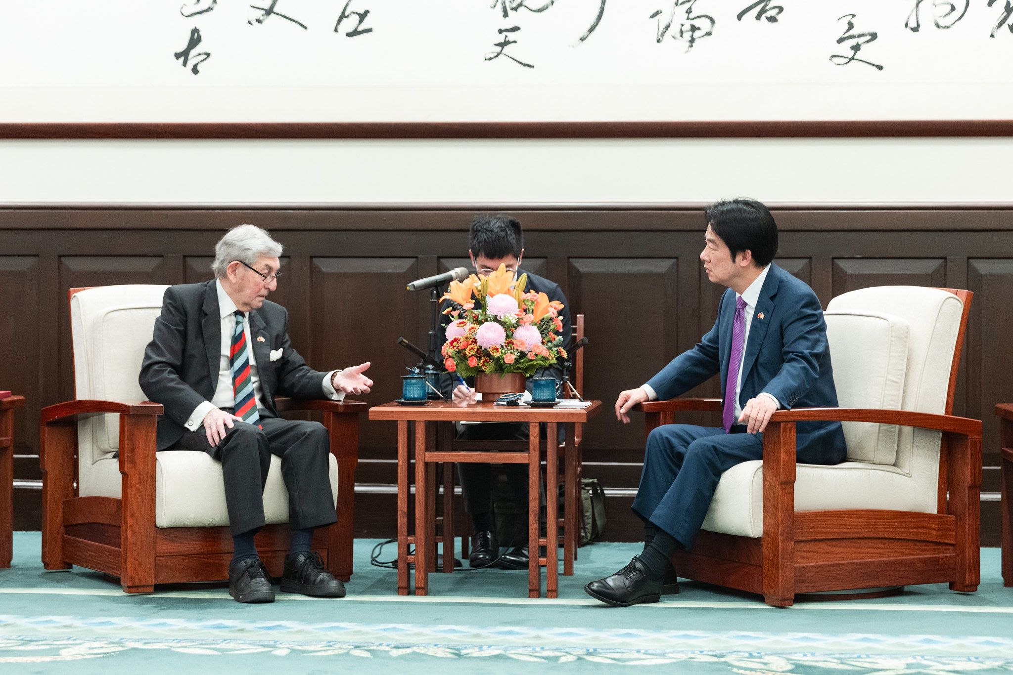 20260331-總統賴清德（右）31日下午接見英國上議員羅根勳爵（左）率領的英國國會「台英國會小組」跨黨派訪問團。（總統府提供）