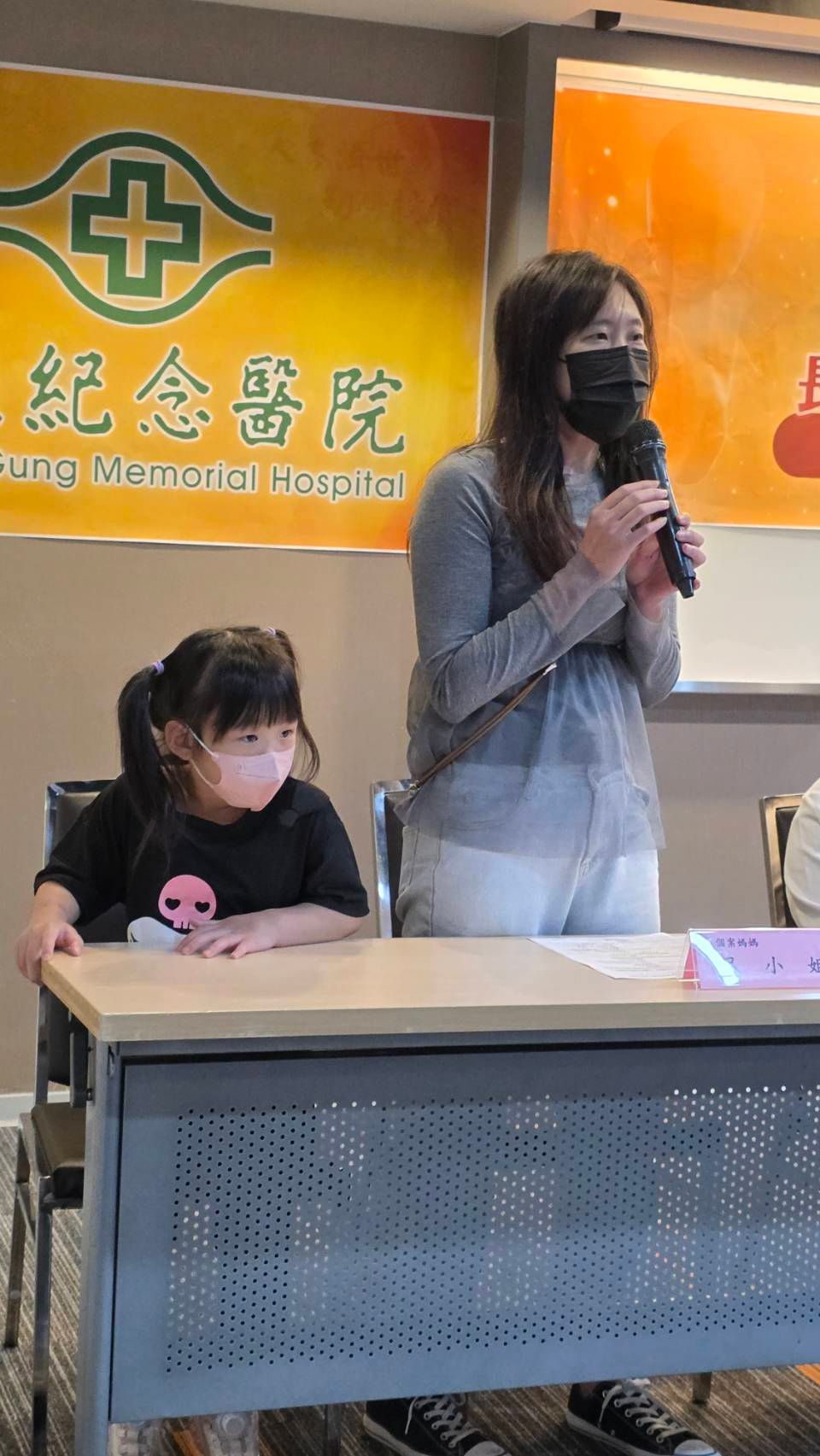 20260401-當年接受手術的妹妹（左）現在已經4歲，能跑能跳相當活潑；媽媽呂小姐也慶幸當初接受醫師意見動手術，給女兒一個健康出生的機會。（長庚醫院提供）