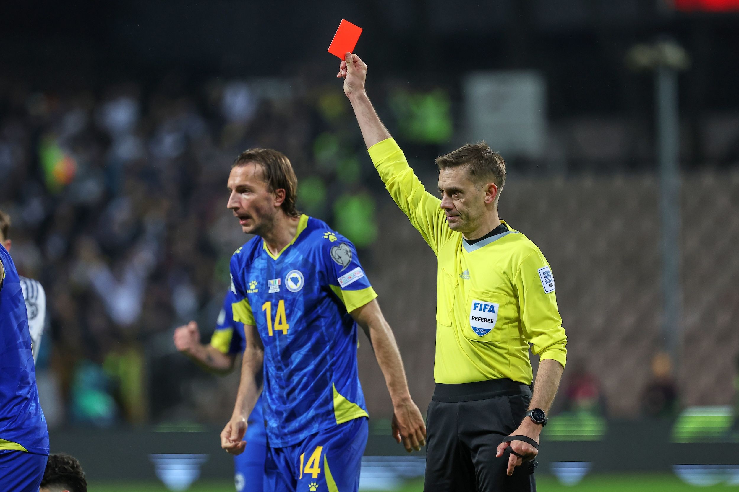 2026年3月31日，在波士尼亞舉行的世界盃預選賽附加賽決賽，裁判圖爾平向義大利球員巴斯托尼出示紅牌。（美聯社）