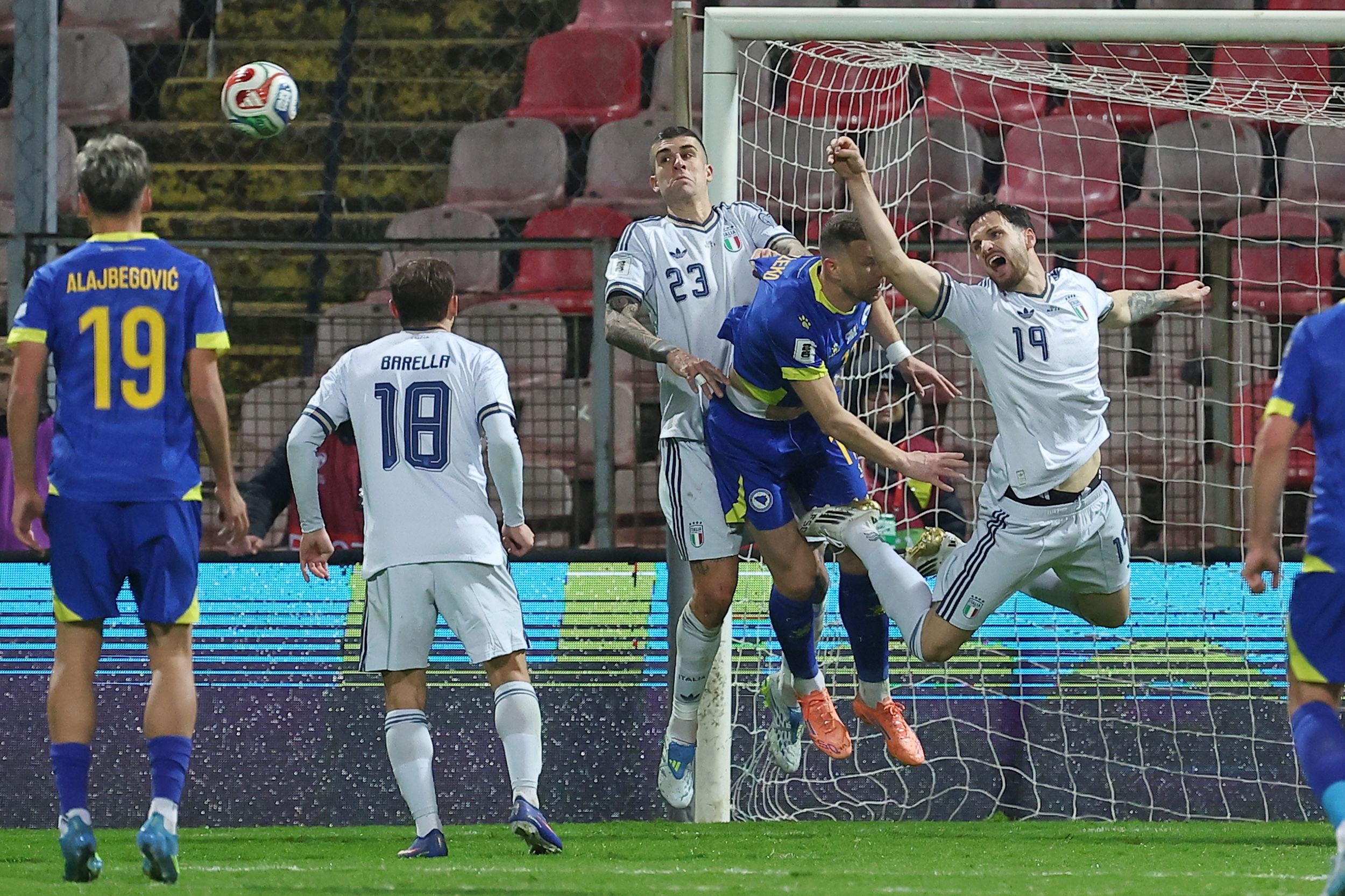 2026年3月31日，義大利球員費德里科·加蒂和詹盧卡·曼奇尼與波士尼亞球員埃丁·哲科爭搶球。（美聯社）