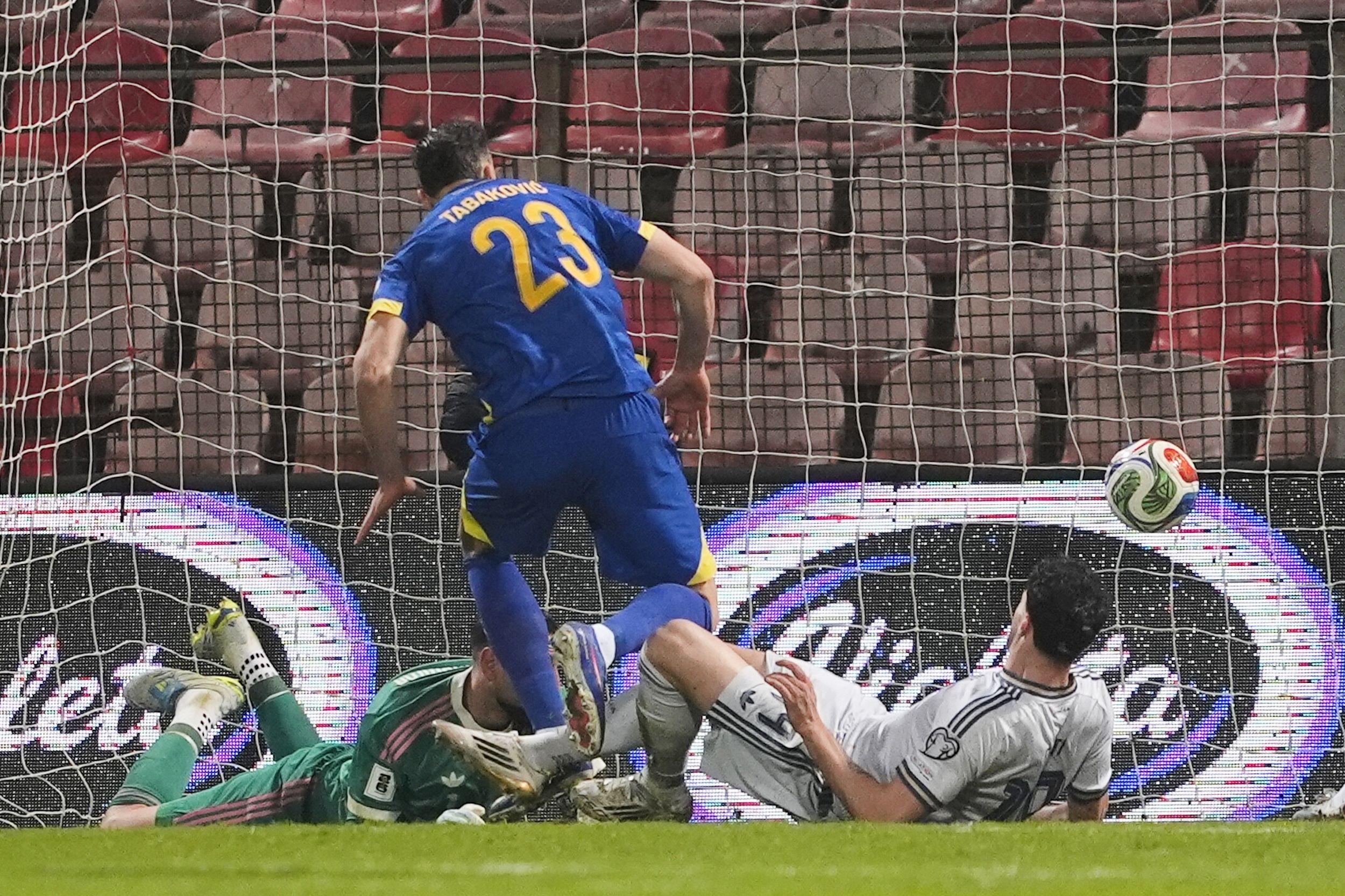 2026年3月31日，在波士尼亞舉行的世界盃預選賽附加賽決賽，波士尼亞球員哈里斯·塔巴科維奇踢進關鍵球。（美聯社）