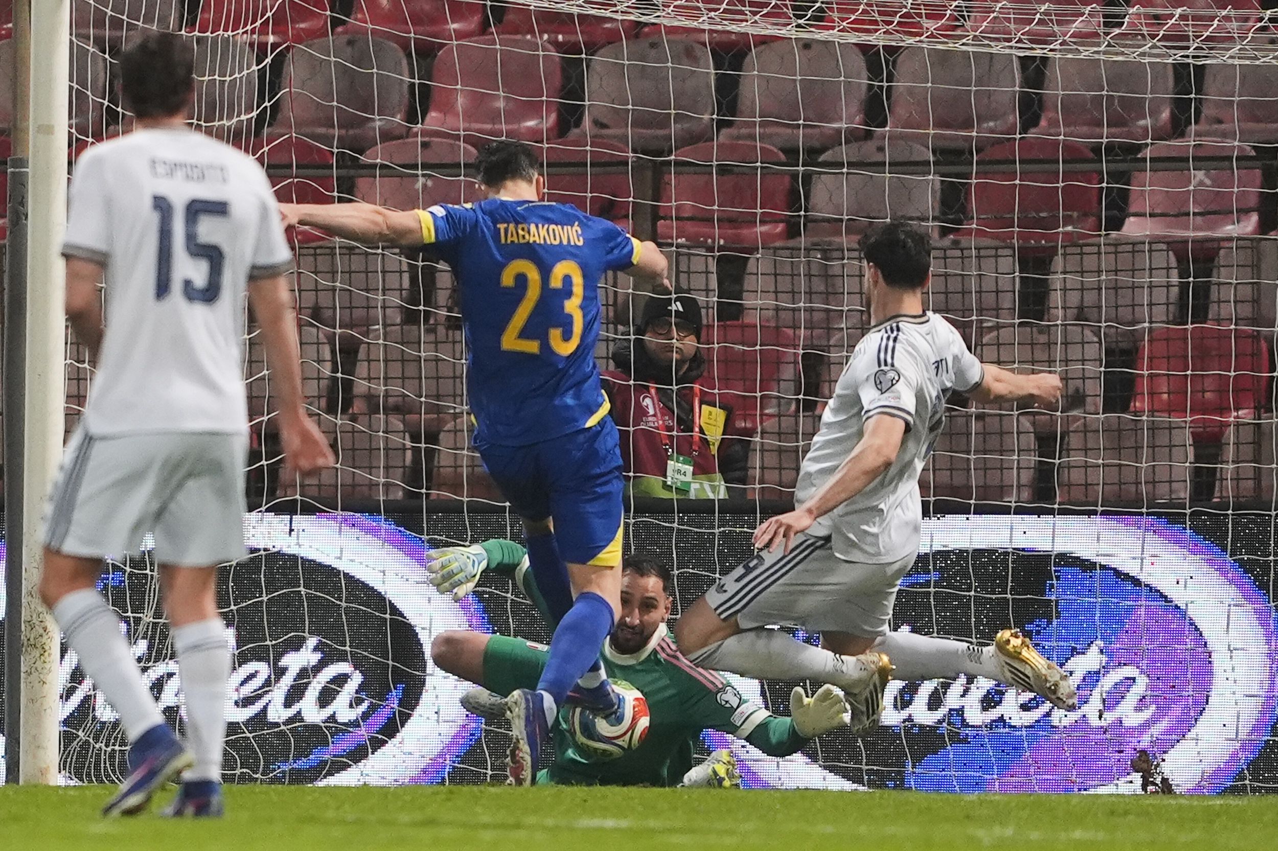 2026年3月31日，在波士尼亞舉行的世界盃預選賽附加賽決賽，波士尼亞球員哈里斯·塔巴科維奇踢進關鍵球。（美聯社）（美聯社）