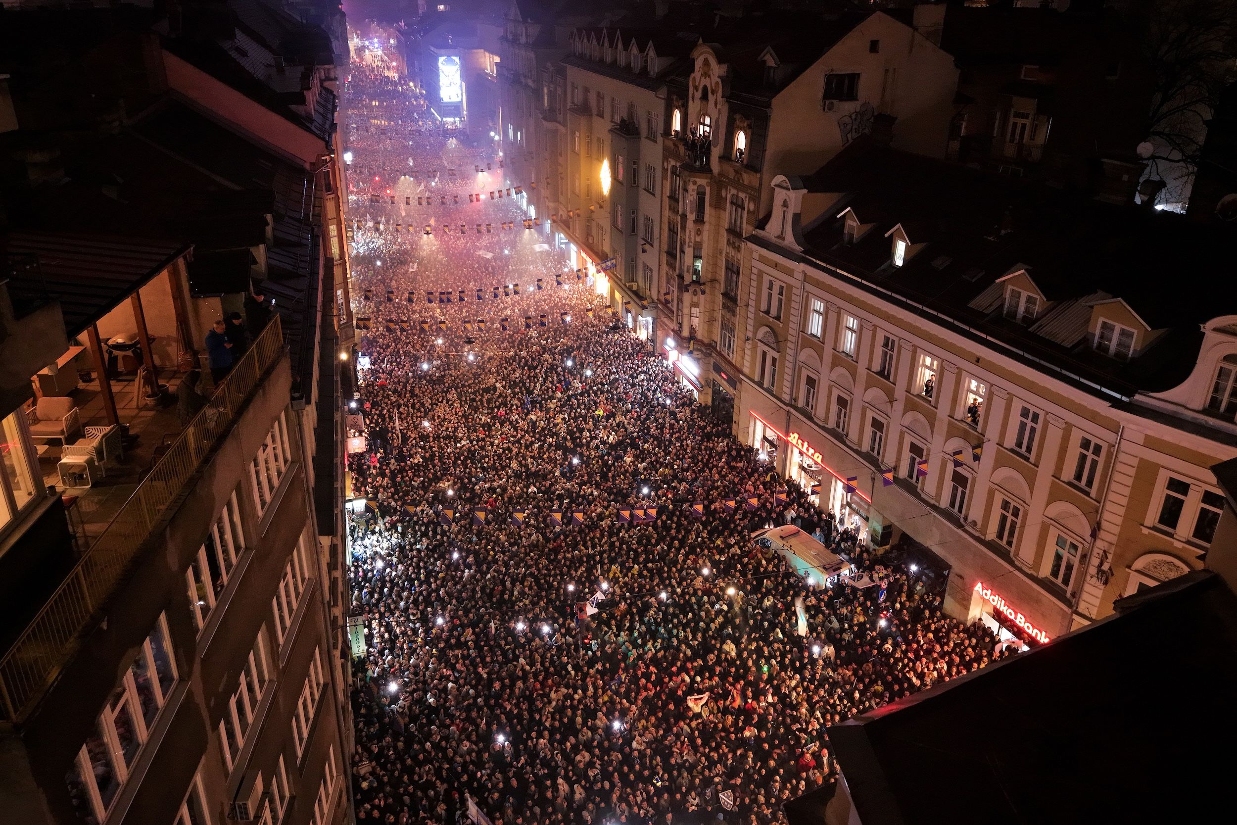 2026年4月1日，波士尼亞首都薩拉熱窩因為晉級世界盃歡慶勝利。（美聯社）