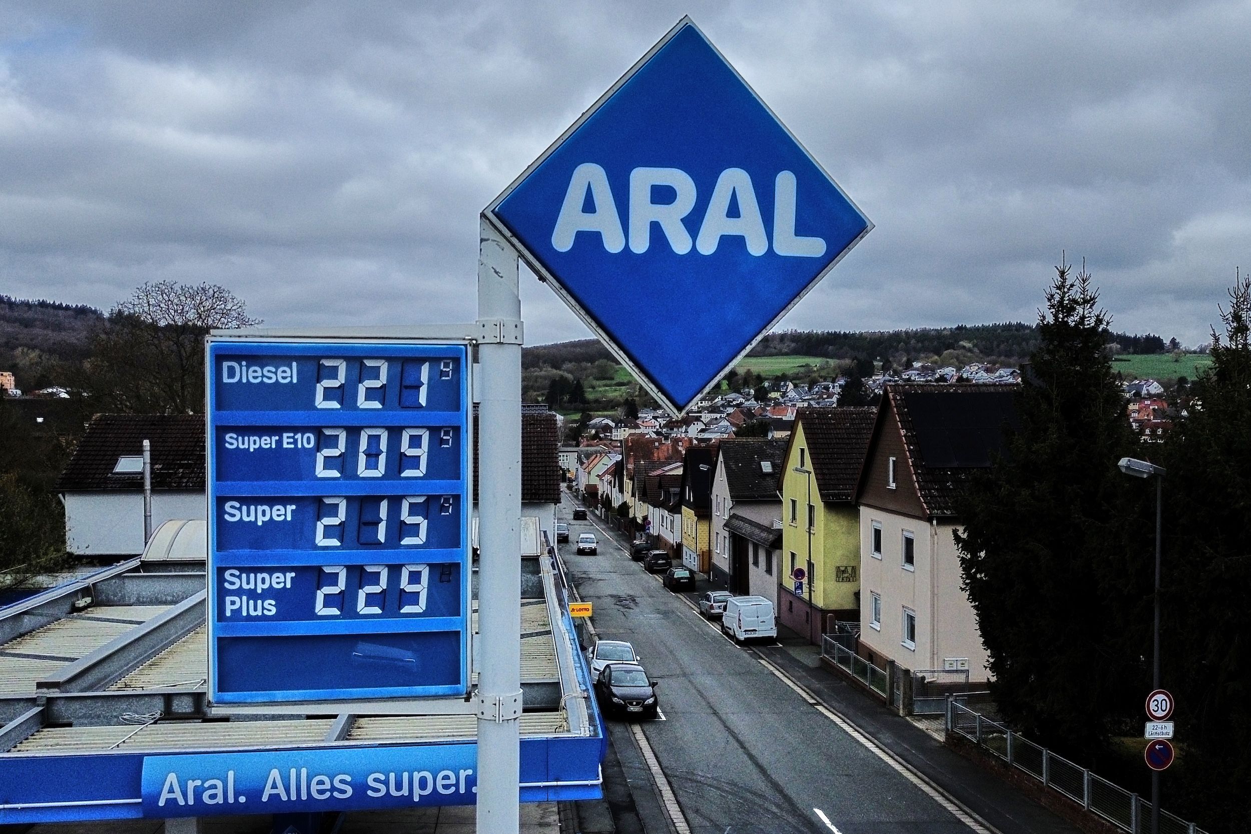 2026年3月27日，德國法蘭克福一家加油站。（美聯社）