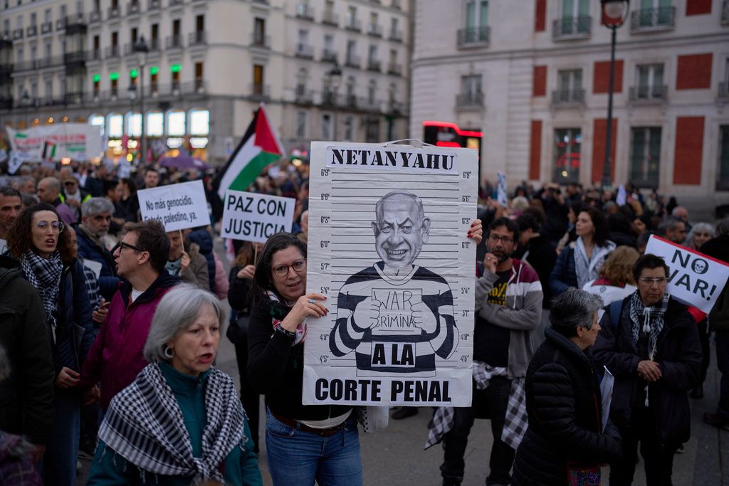 歐美示威抗議遊行中，高舉以色列現任總理納坦雅胡的諷刺海報。（美聯社）