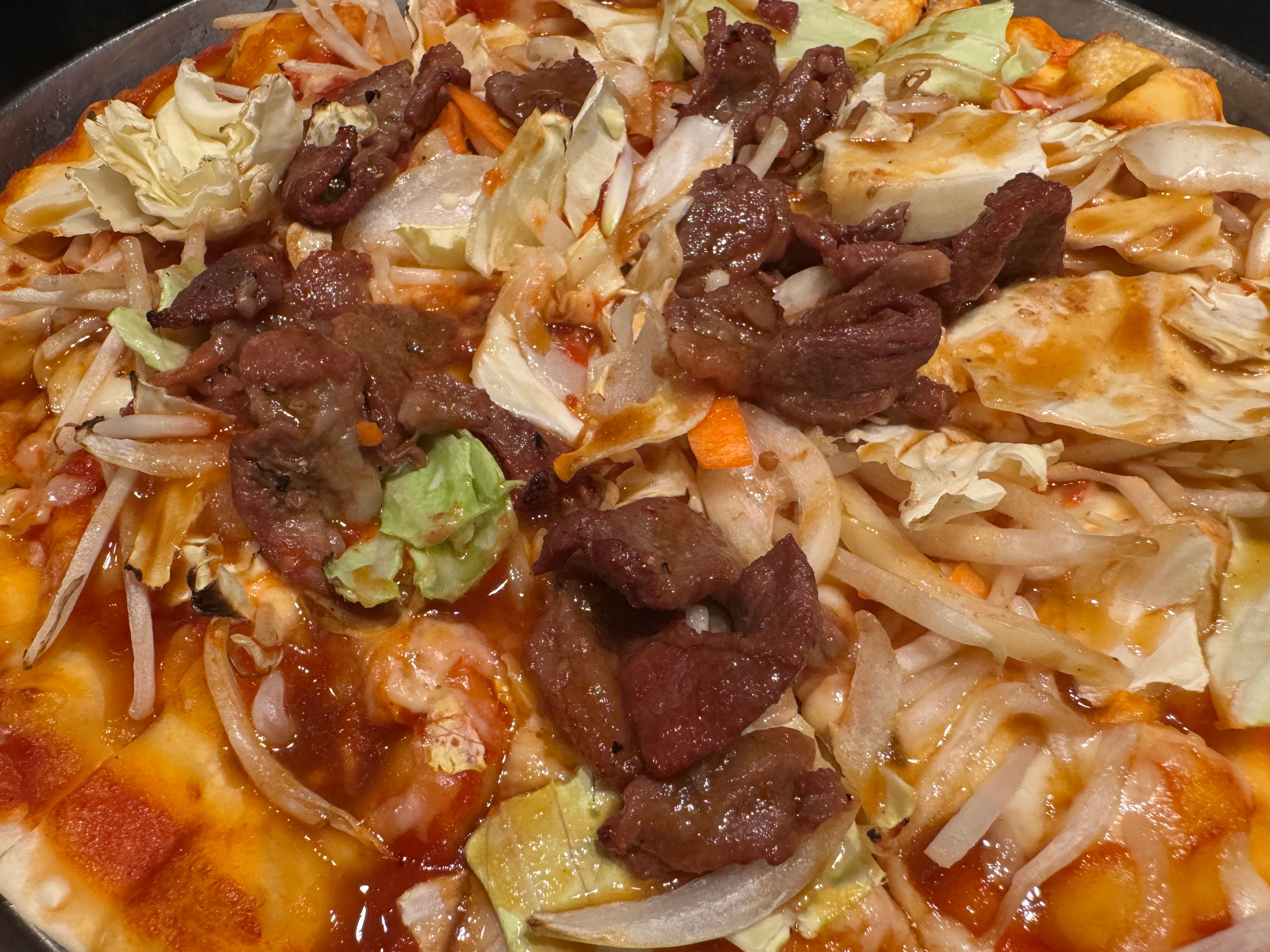 シェーキーズが全国13店舗で「北海道フェア」を開催し、ジンギスカンやちゃんちゃん焼きをアレンジした独創的なピザをバイキング形式で提供している。黃信維