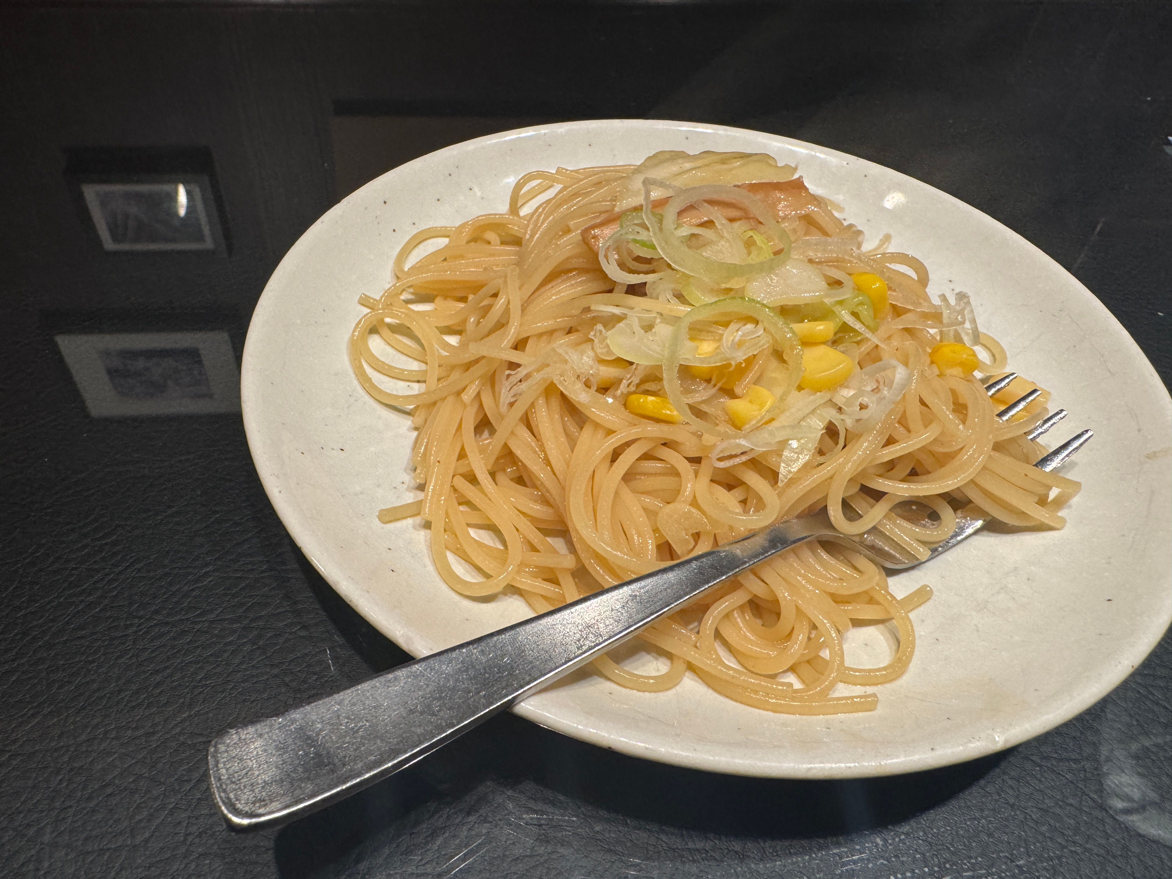 シェーキーズが全国13店舗で「北海道フェア」を開催し、ジンギスカンやちゃんちゃん焼きをアレンジした独創的なピザをバイキング形式で提供している。黃信維