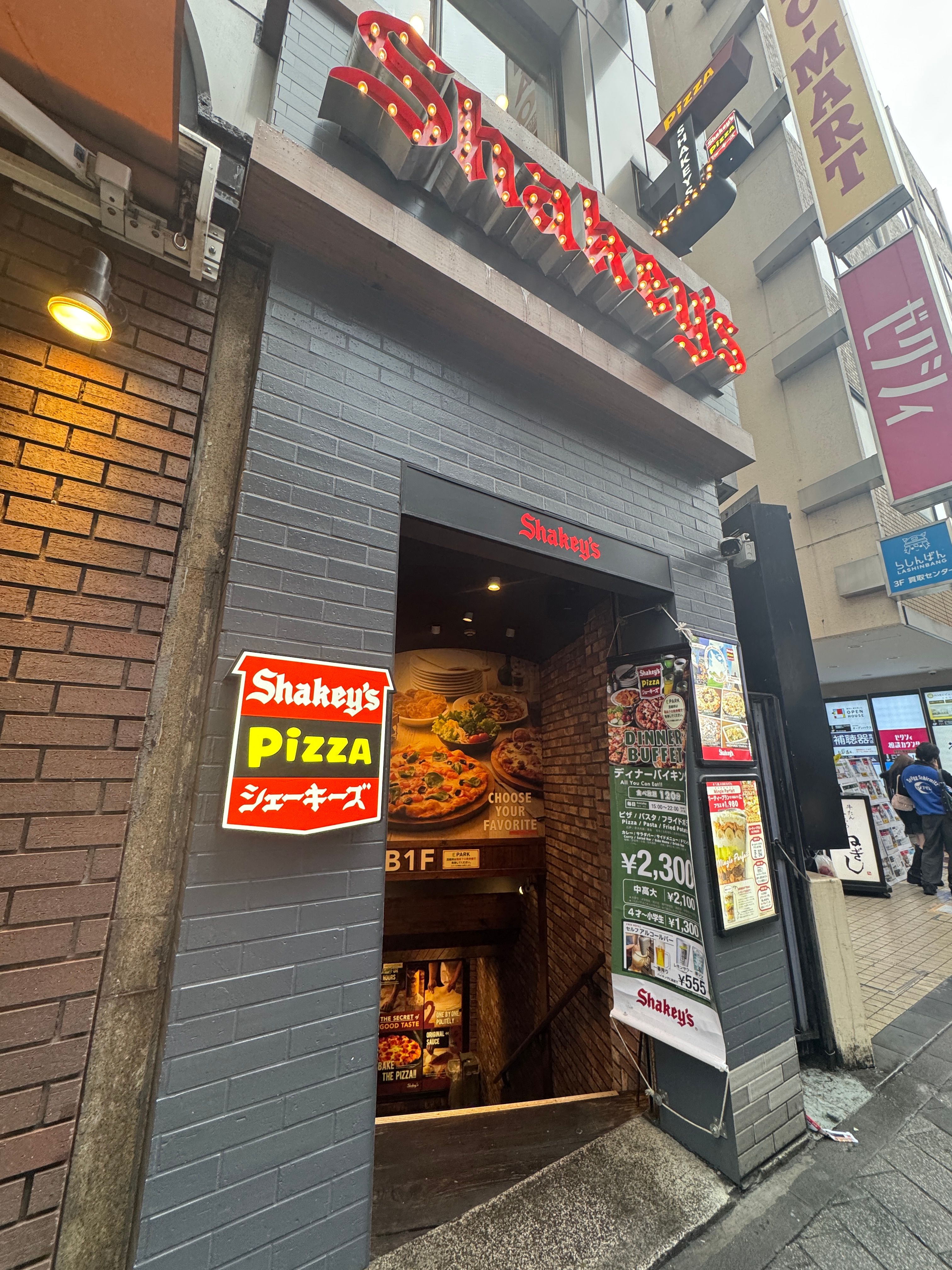 シェーキーズが全国13店舗で「北海道フェア」を開催し、ジンギスカンやちゃんちゃん焼きをアレンジした独創的なピザをバイキング形式で提供している。黃信維