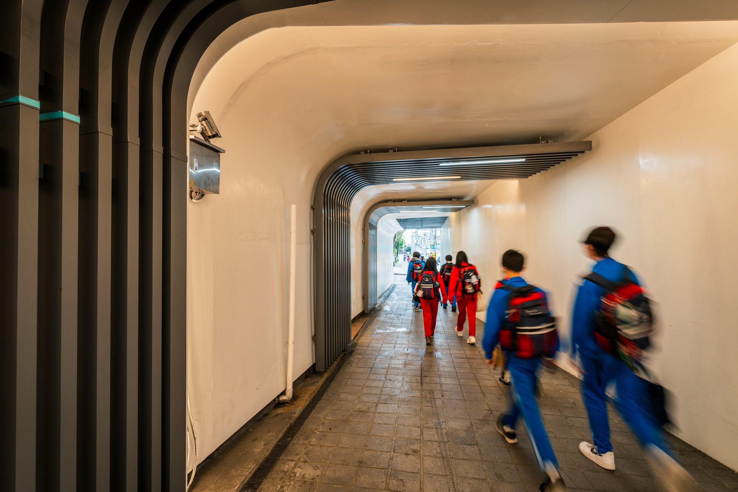 改善後，陸橋改善後的環境更加明亮清楚，讓市民行走時，多了一份安心與順暢