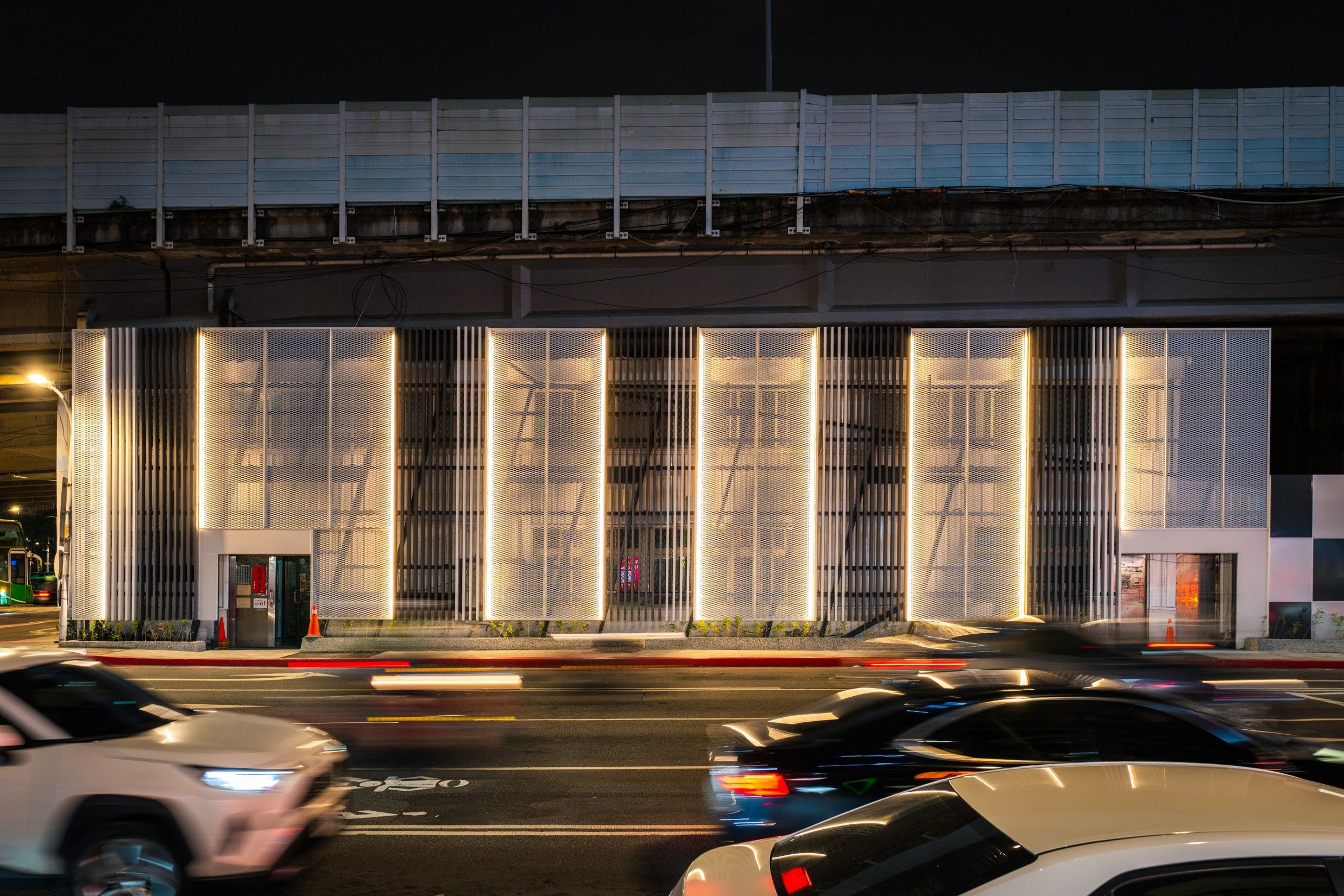 改善後，柔和燈光提升城市美學意象，並改善橋下川廊及活動中心前人行道鋪面及無障礙設