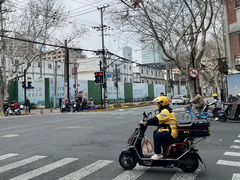 中國靈活就業人數增　外送員滿街跑 中國靈活就業人數達2.4億人，外送員（騎手）為靈活就業經常可見的新就業型態群體，其為仰賴網路平台配對供給與需求的勞動者。圖攝於3月19日。中央社記者李雅雯上海攝115年4月2日