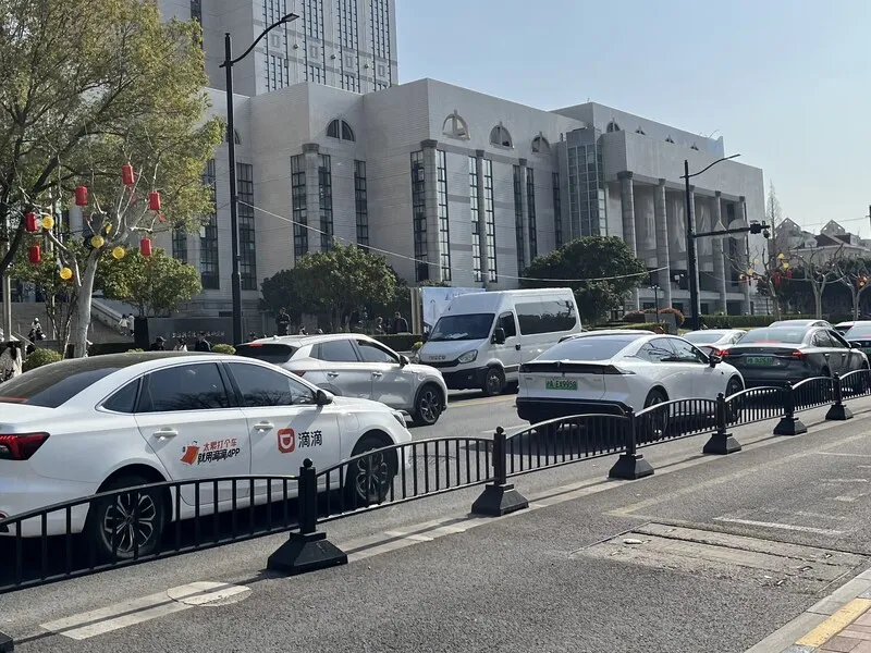 中國網約車滴滴打車 中國經濟成長放緩，企業裁員、工作難找，導致不少人轉投入從事網約車（網路平台叫車）司機工作。圖為上海一輛滴滴打車，攝於3月8日。滴滴是中國主要的網路叫車平台。中央社記者李雅雯上海攝115年4月2日