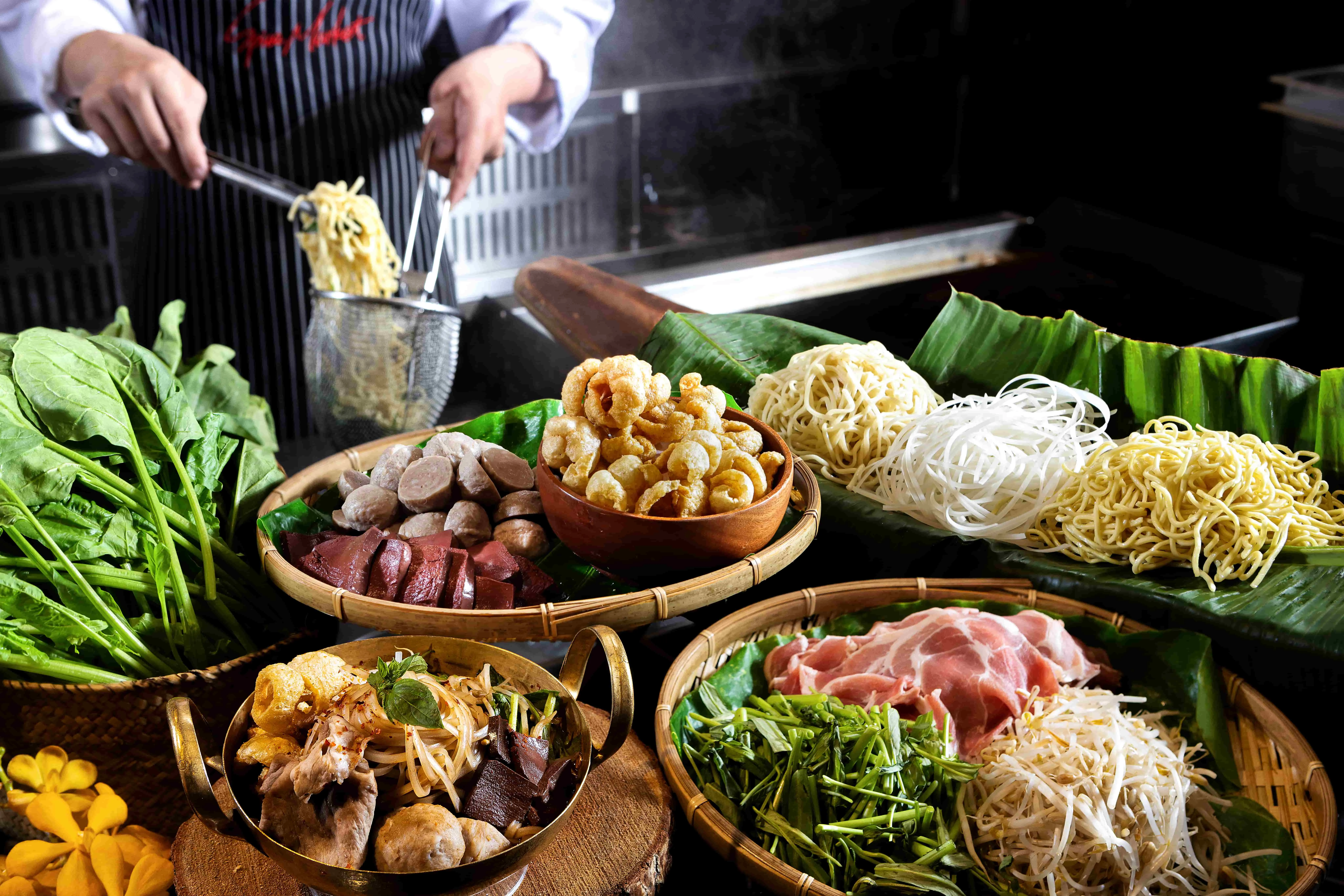  賓客於現煮湯品區可看見臨場感十足的「泰式船麵」，以濃郁豬龍骨高湯搭配豐富配料，堆疊出香辣飽滿的道地風味，讓饕客彷彿置身泰國運河邊的小船麵攤，感受熱鬧迷人的街頭食趣。（圖/台北晶華提供）