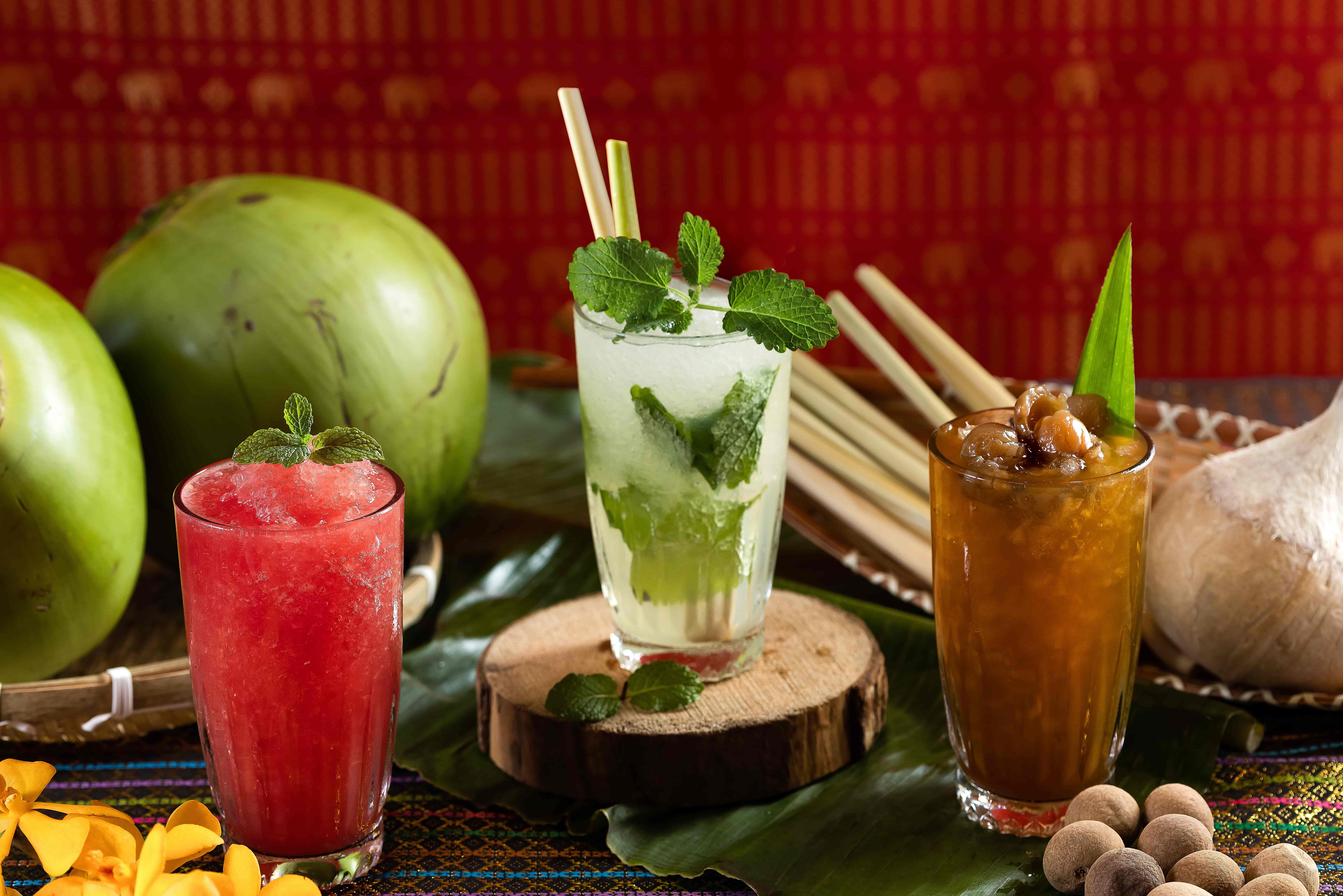 泰市場於二周年慶活動期間，除有豐富熱食外，亦新增「龍眼冰茶」、「西瓜冰沙」與創意調酒「香茅摩西多」，為整體用餐體驗增添清爽迷人的熱帶風情。（圖/台北晶華提供）